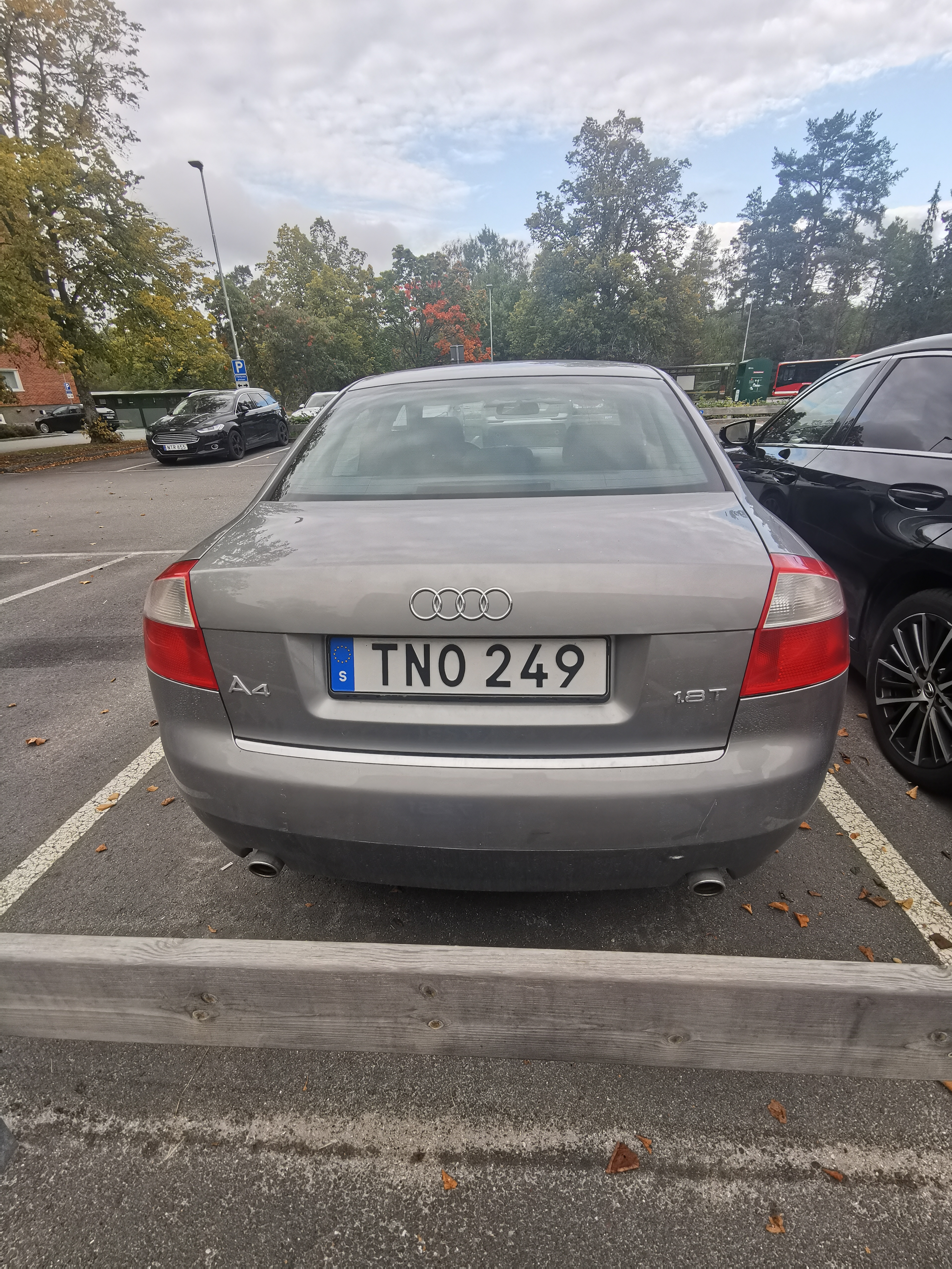 Audi A4 Sedan 1.8 T Manuell 2003, bild 2/3