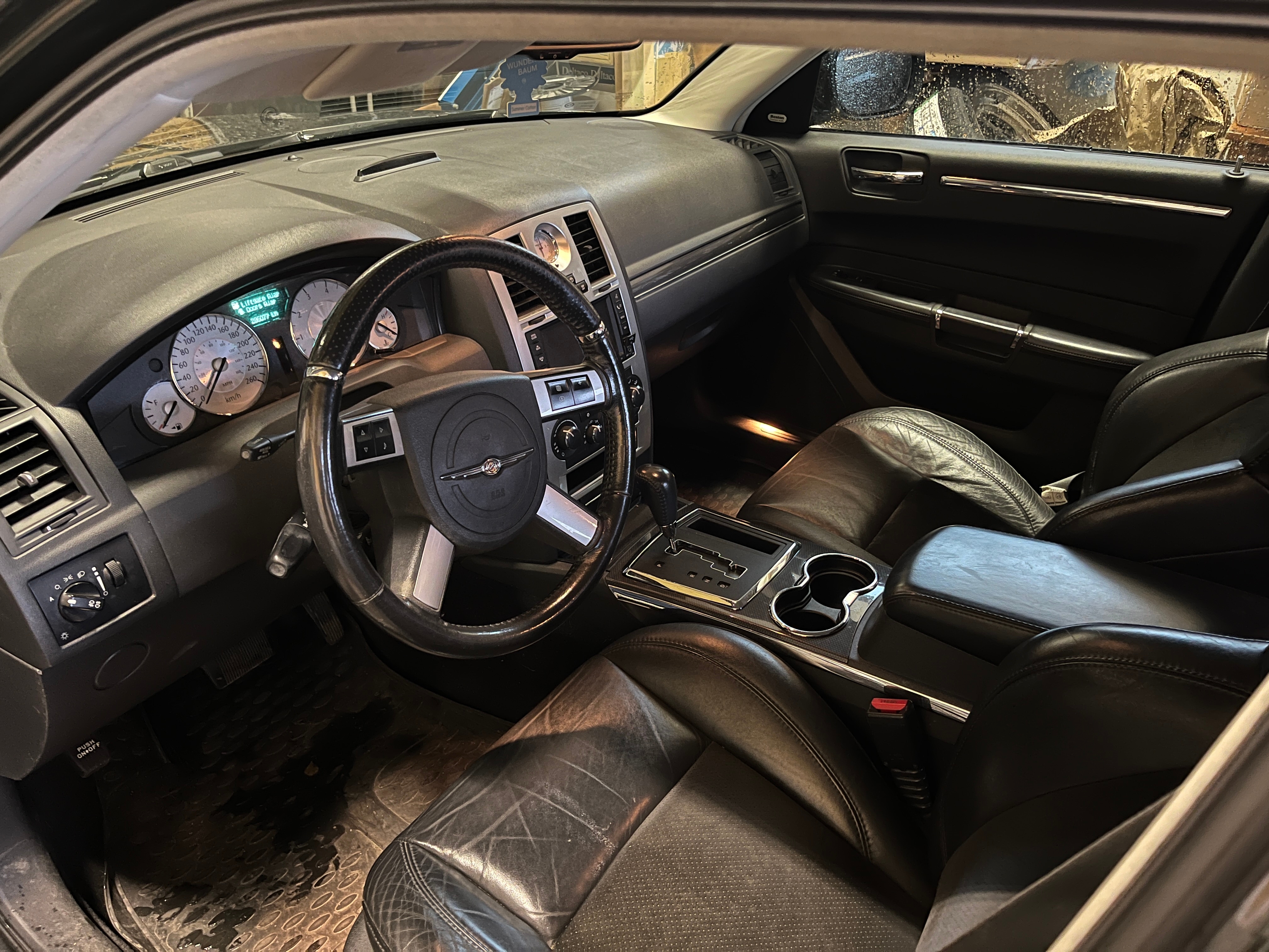 Chrysler 300C 2010, photo 2/4