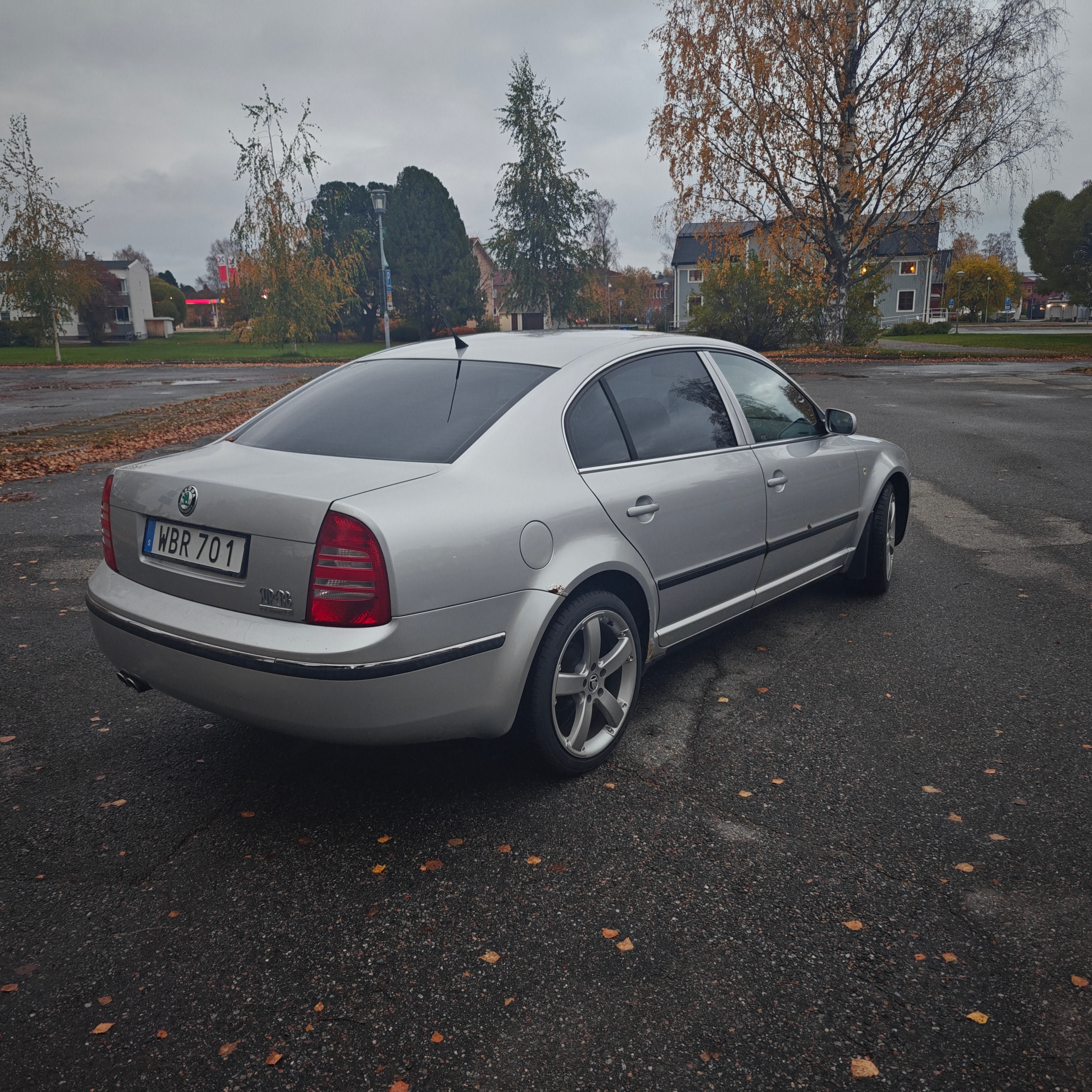 Skoda Superb 2.8 V6 Manuell 2005, bild 2/3