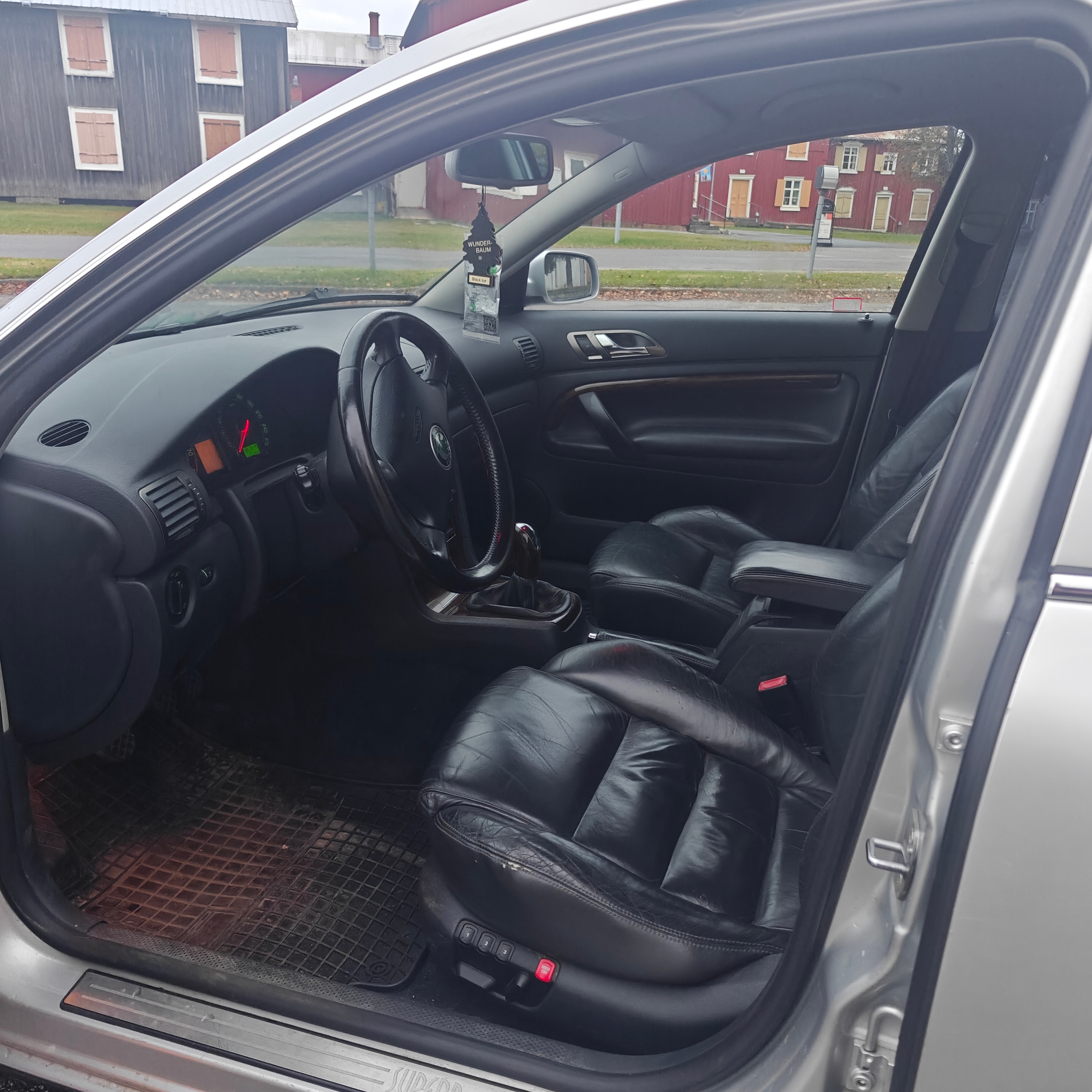 Skoda Superb 2.8 V6 Manuell 2005, bild 3/3