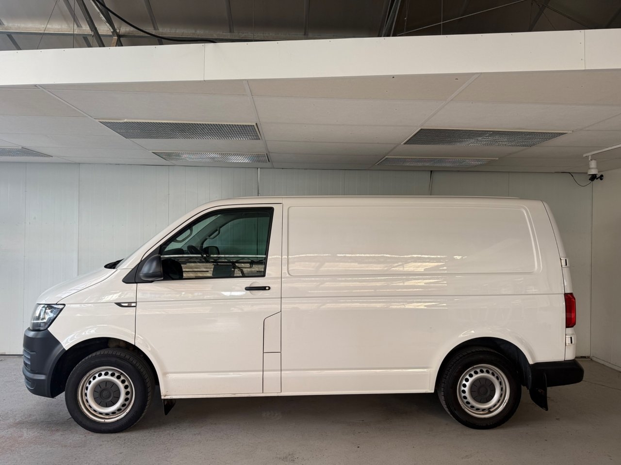 Volkswagen Transporter 2018, kuva 2/10