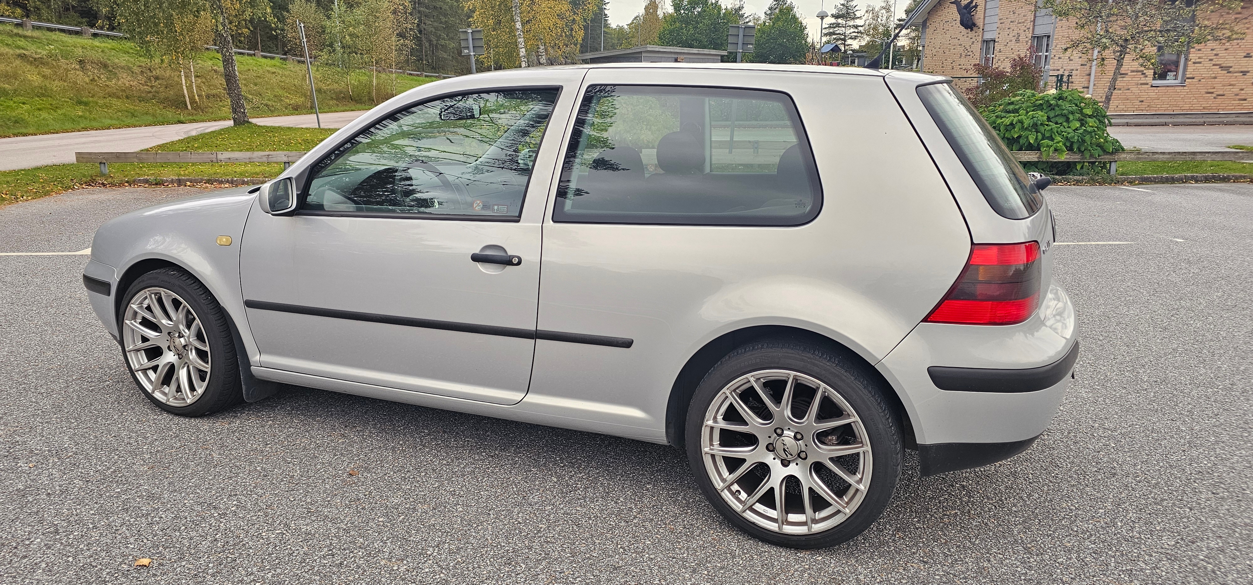 Volkswagen Golf IV 3-dörrar 1.6 Manuell 2000, bild 2/6