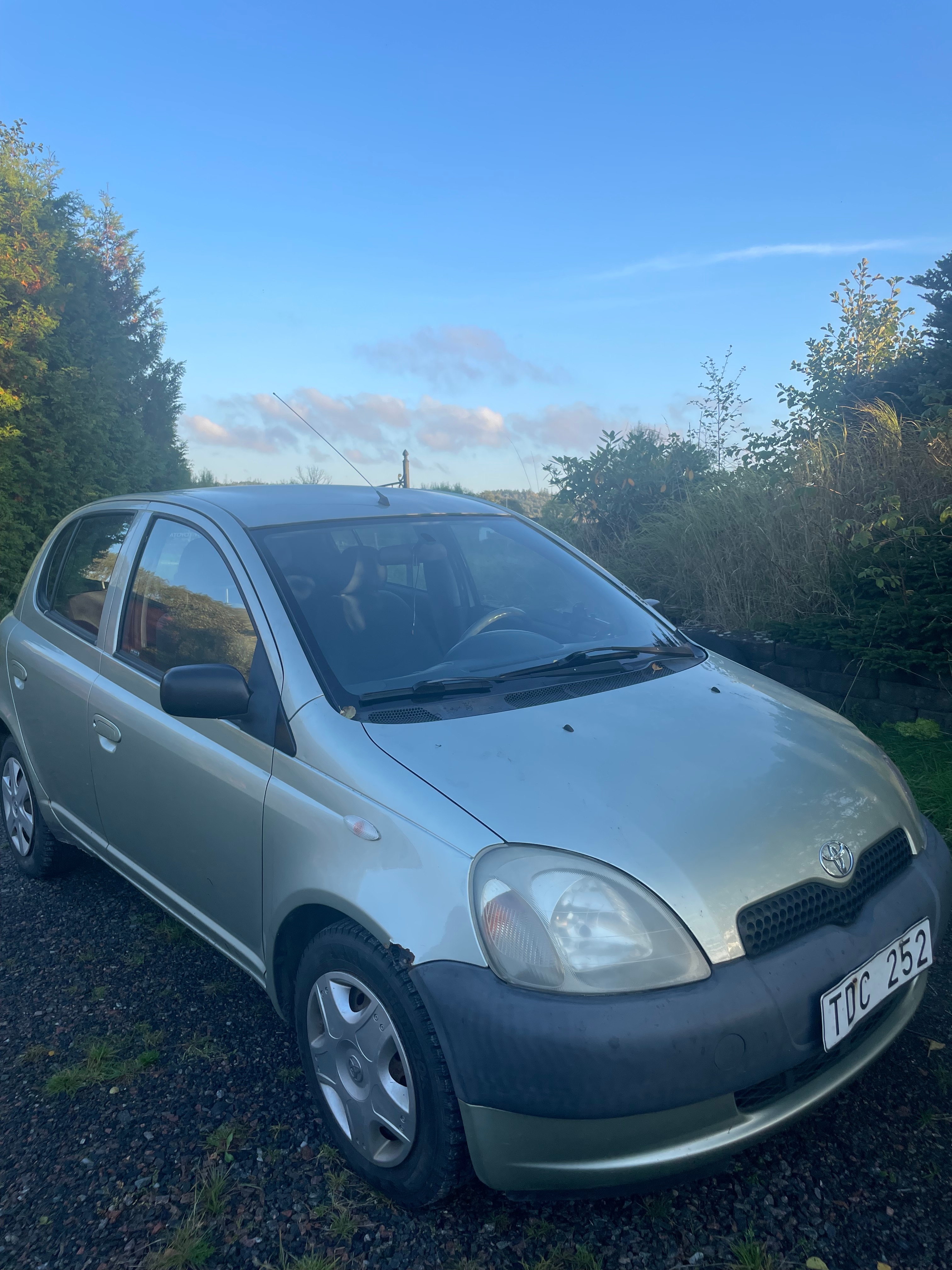 Toyota Yaris 5-dörrar 1.0 VVT-i Manuell 2002, bild 2/6
