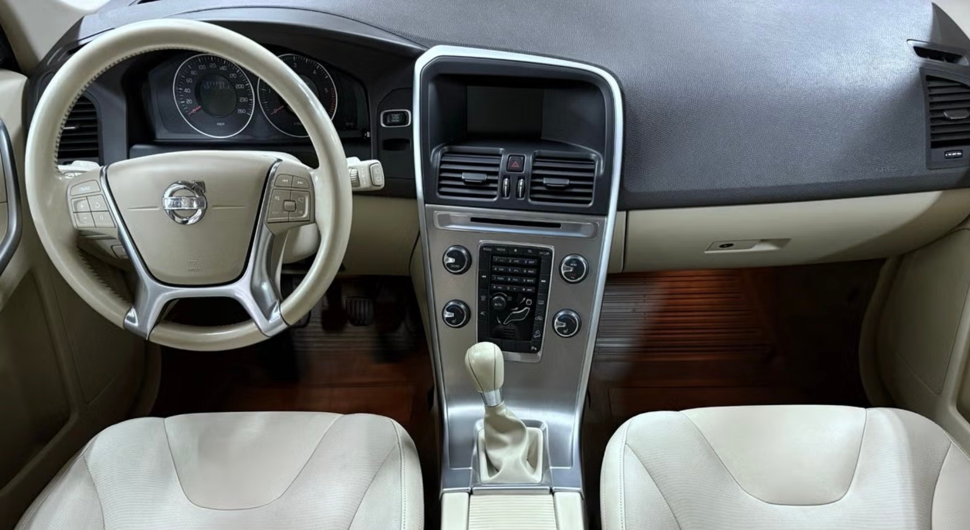 Volvo XC60 D3 AWD Manuell 2011, bild 2/3
