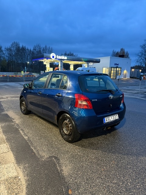 Toyota Yaris 5-dörrar 1.0 VVT-i Manuell 2008, bild 2/5
