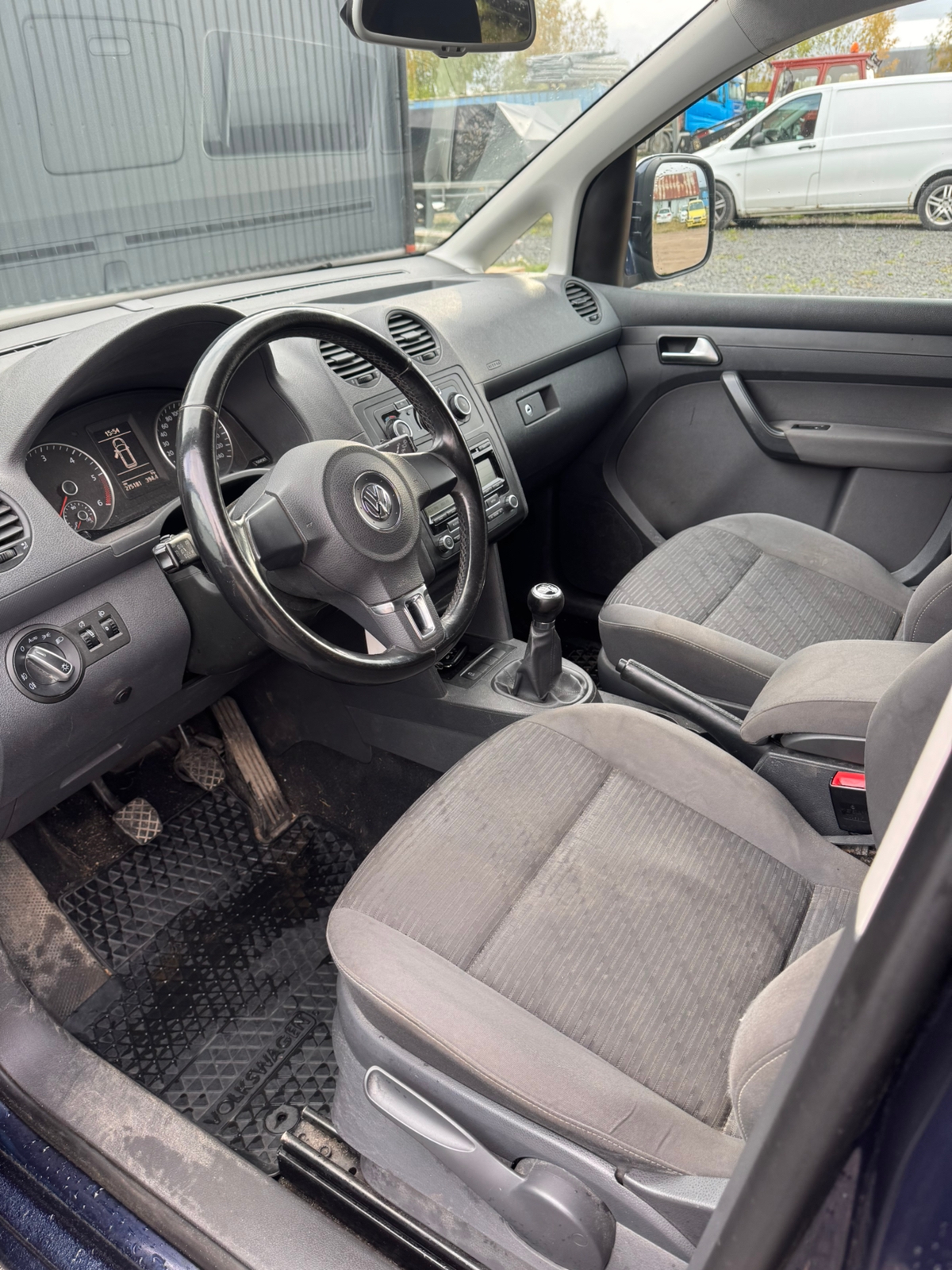 Volkswagen Caddy Maxi 2011, photo 5/9
