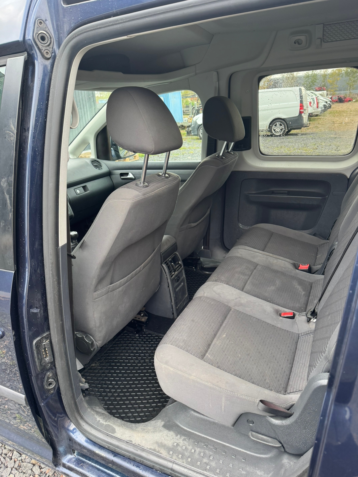 Volkswagen Caddy Maxi 2011, photo 6/9