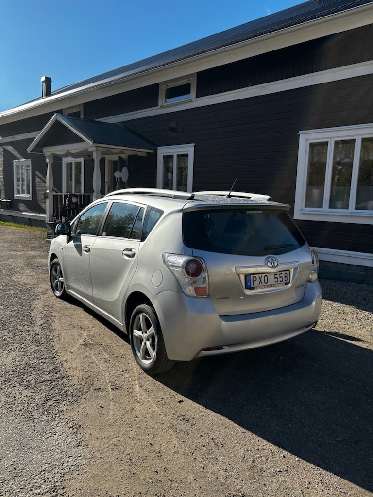 Toyota Verso 2.0 D-4D Manuell 2010, kuva 2/4