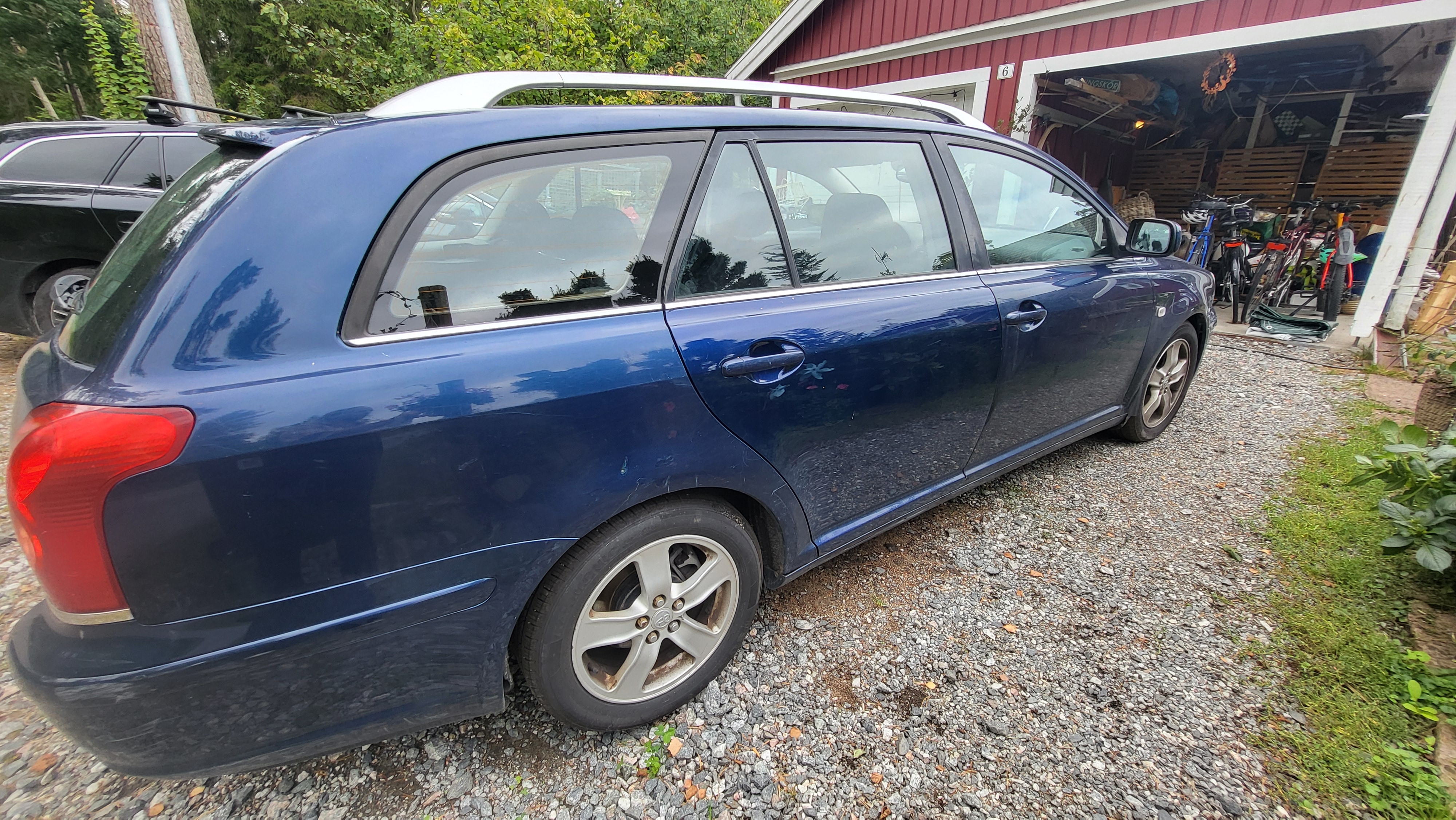 Toyota Avensis Kombi 1.8 VVT-i Manuell 2006, bild 2/5