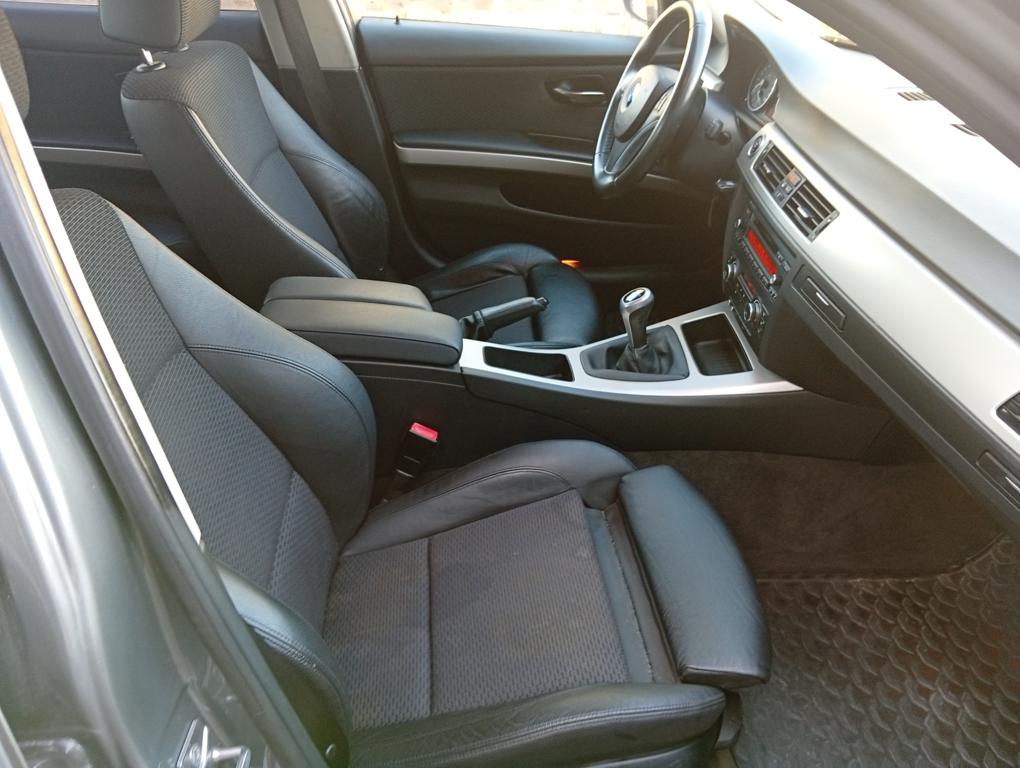 BMW 318 d Sedan 2011, bild 6/6