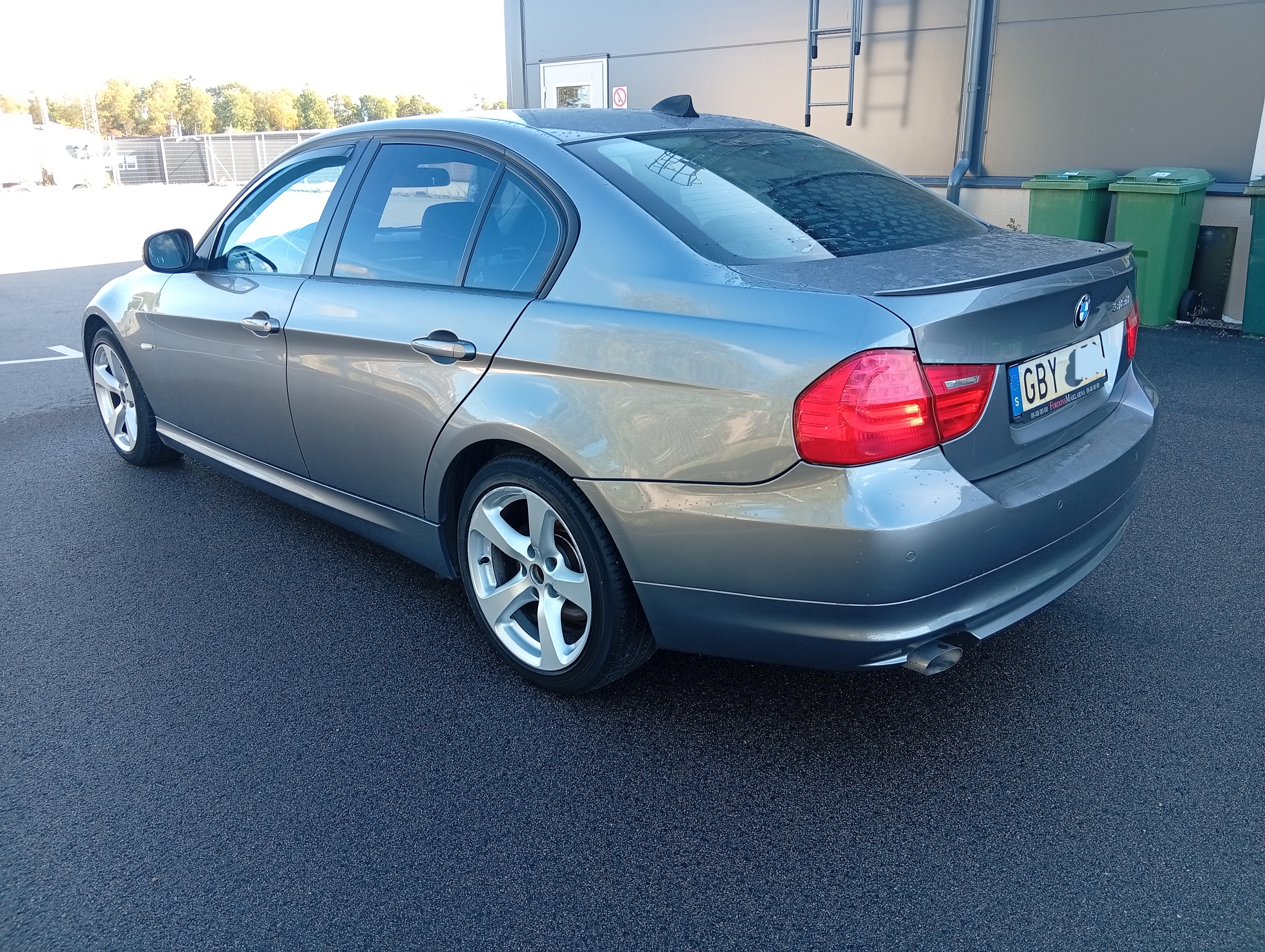 BMW 318 d Sedan 2011, bild 2/6