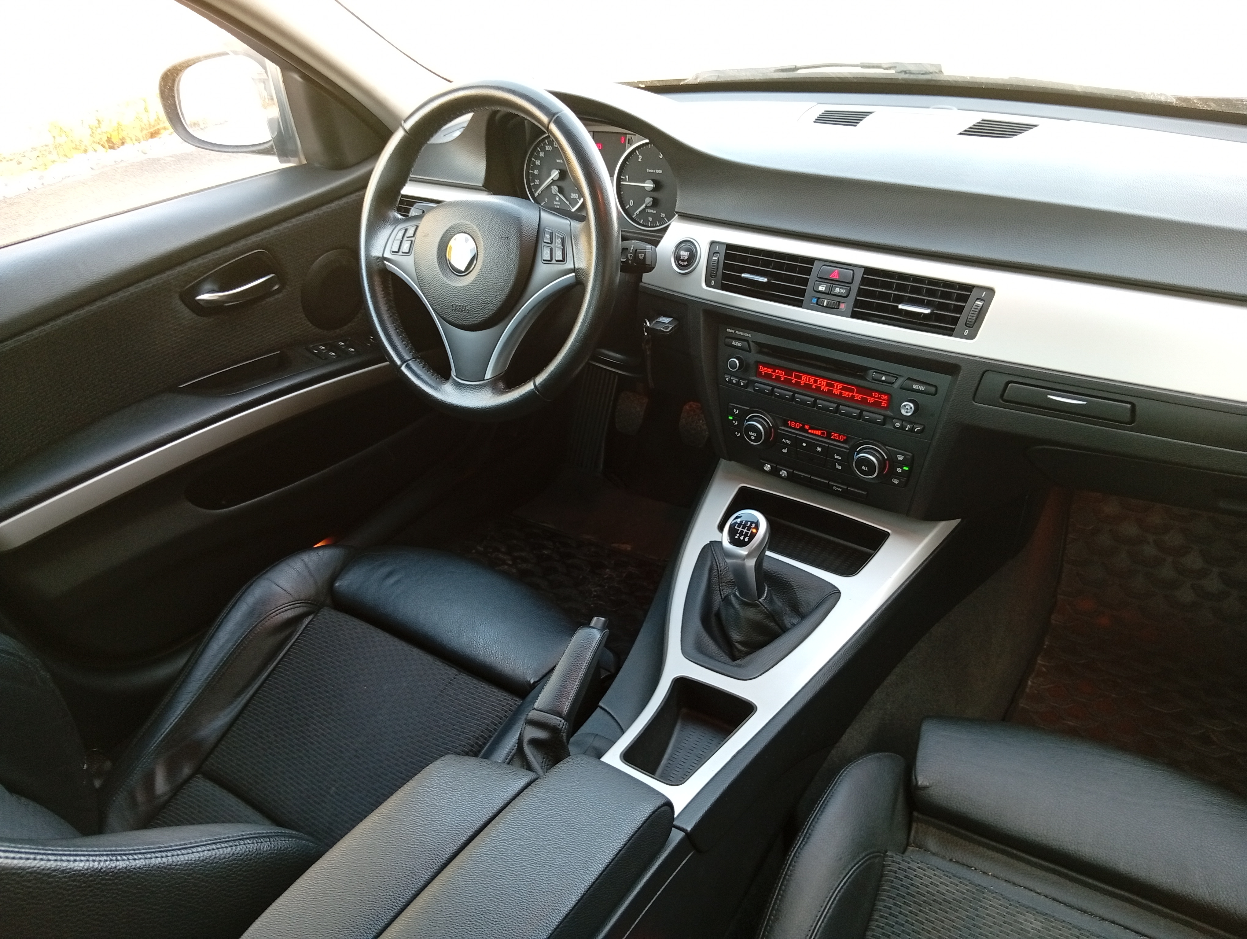 BMW 318 d Sedan 2011, bild 5/6