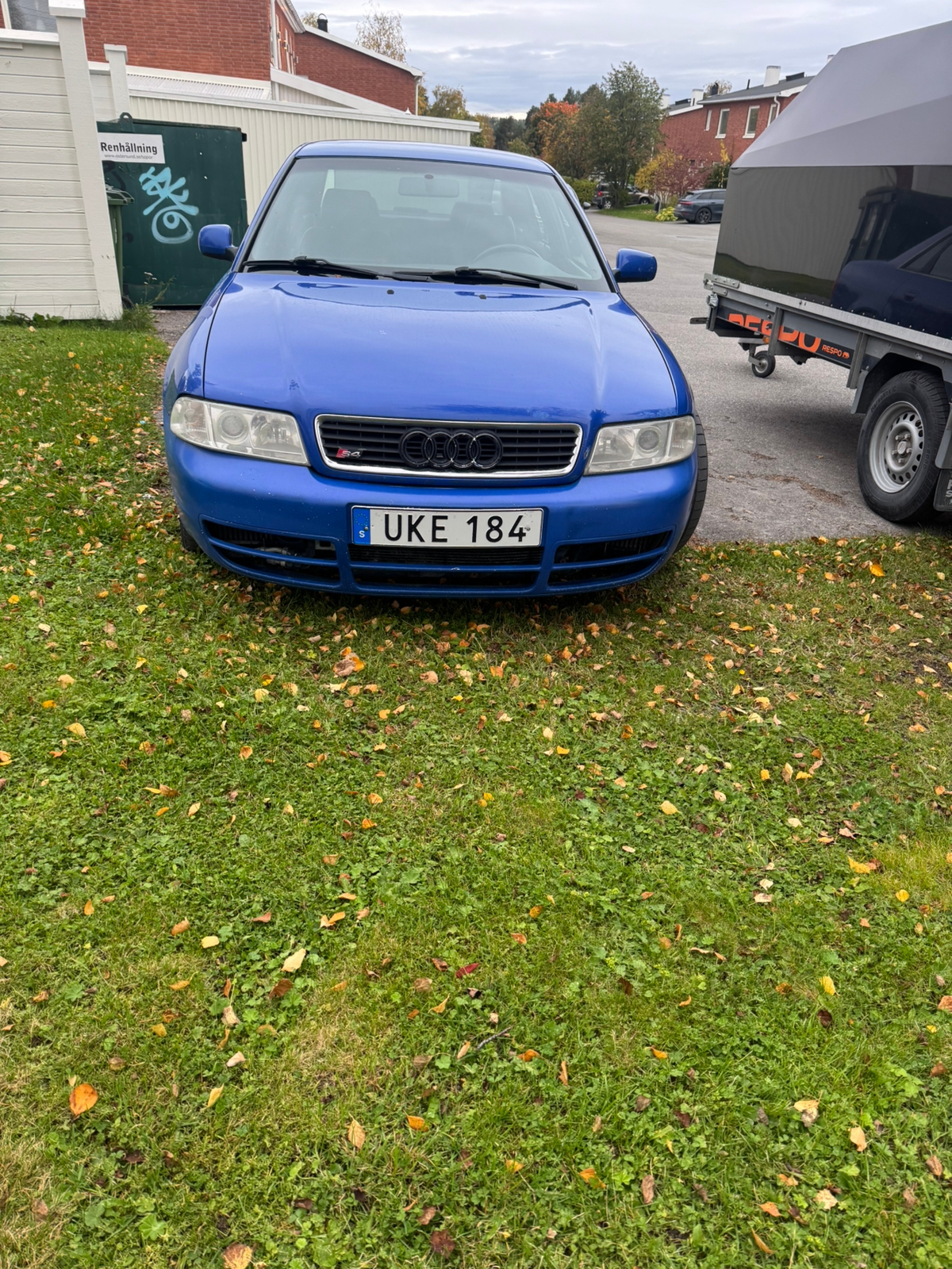 Audi S4 Sedan 2.7 V6 quattro Manuell 1998, bild 3/4