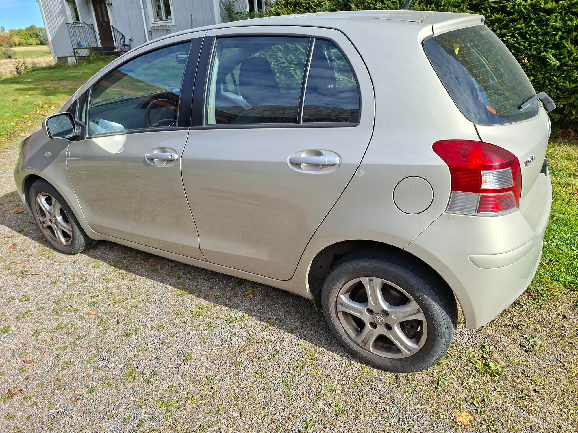 Toyota Yaris 2010, photo 2/9
