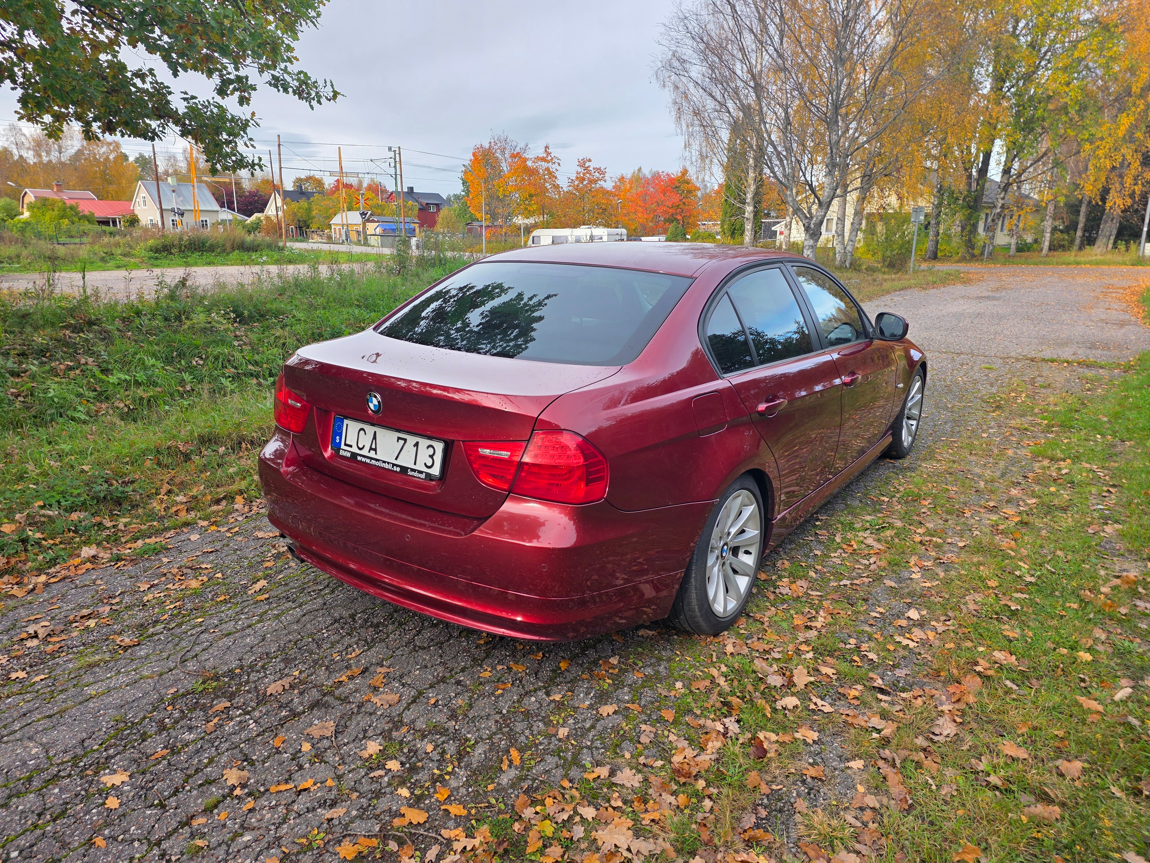 BMW 320 2011, bild 2/4