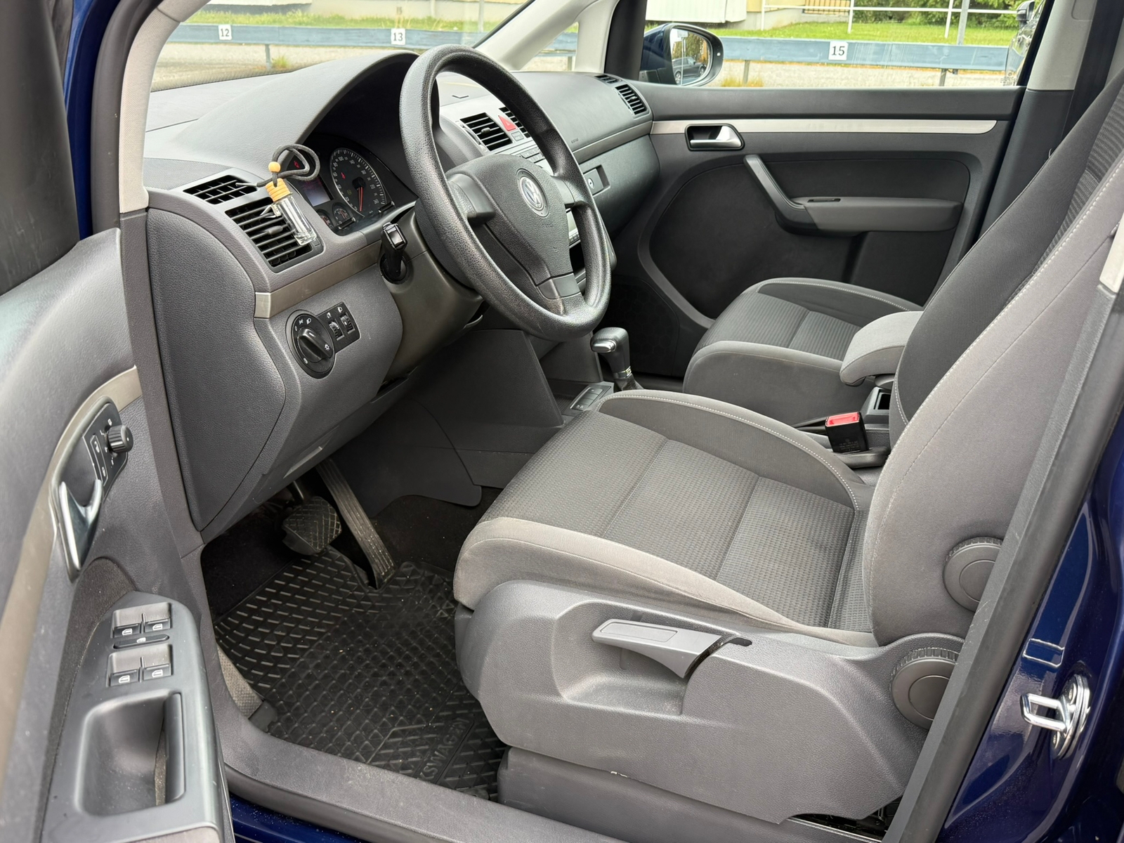 Volkswagen Touran 2010, bild 7/9