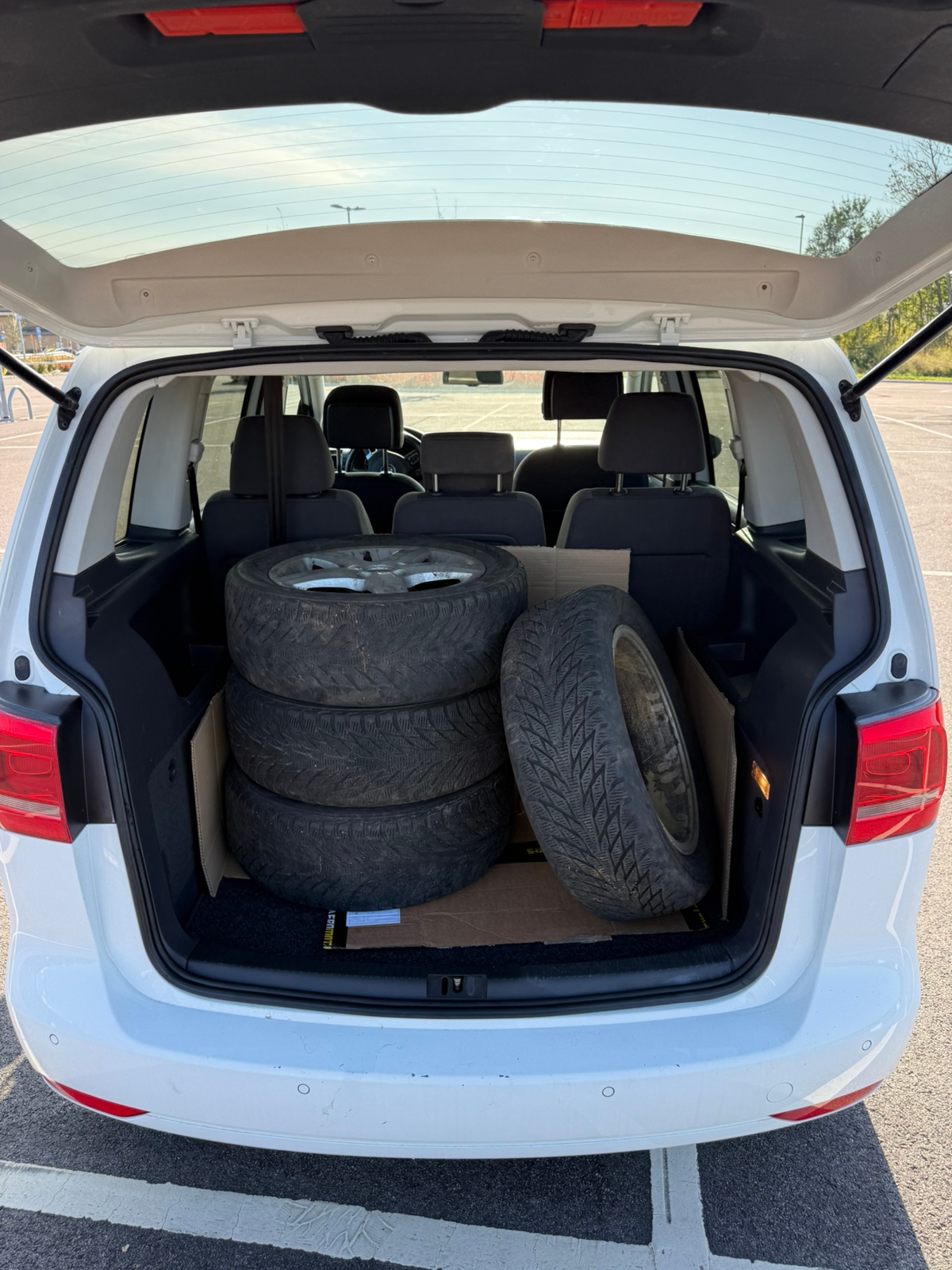 Volkswagen Touran 2015, kuva 3/4