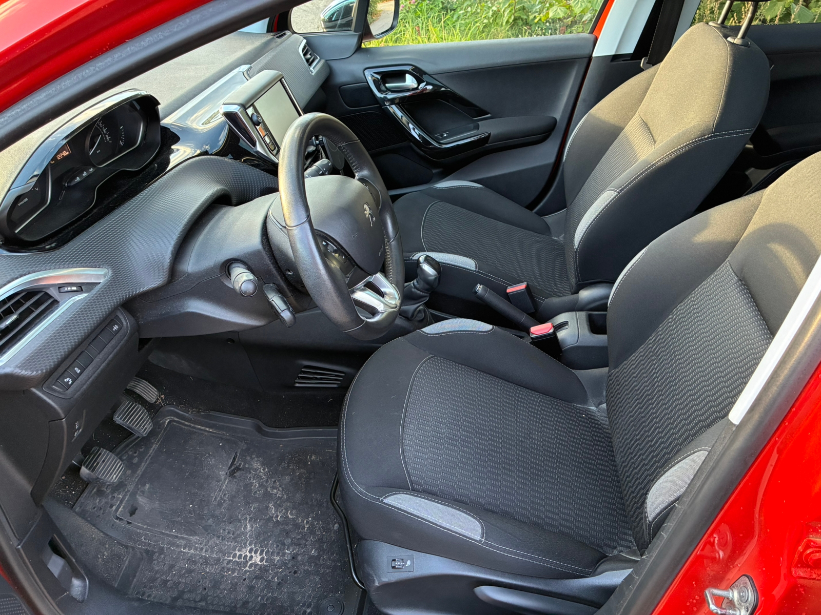 Peugeot 208 2016, kuva 6/7