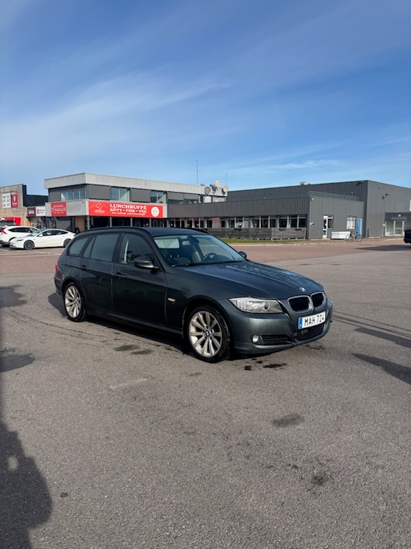 BMW 318 d Touring Manuell 2012, photo 2/5