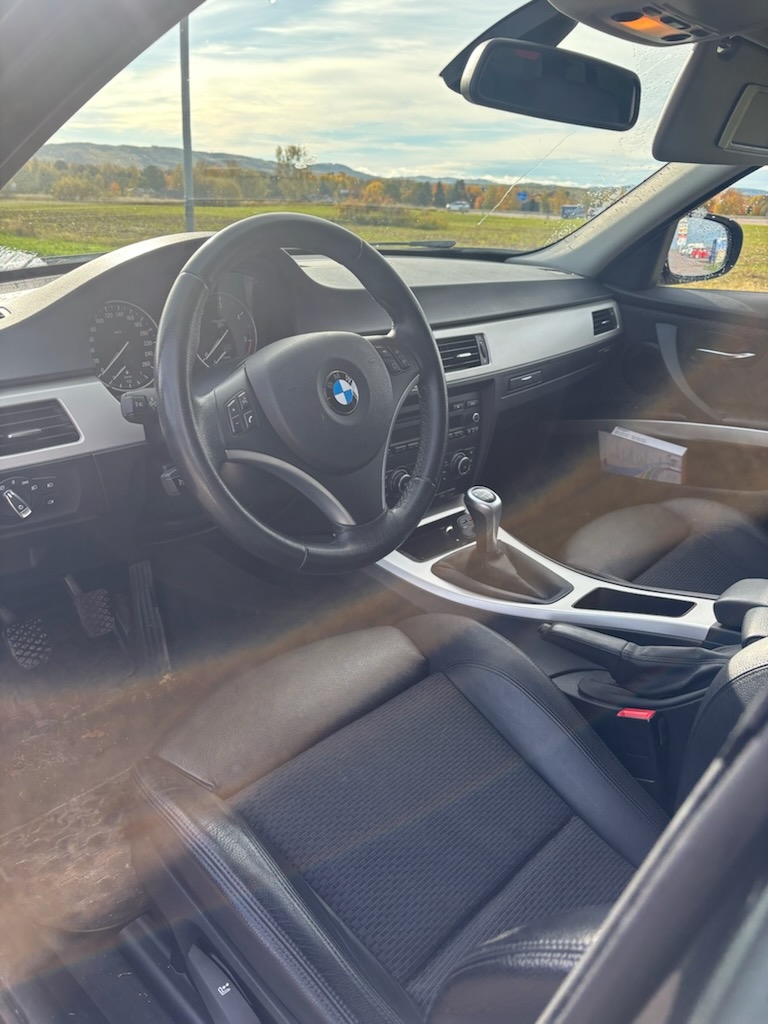 BMW 318 d Touring Manuell 2012, photo 4/5