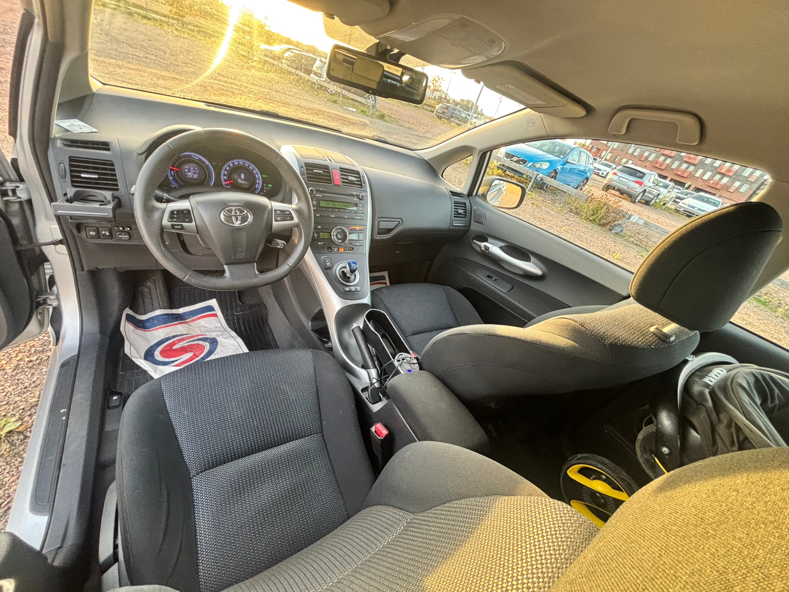 Toyota Auris Hybrid e-CVT 2010, photo 7/10