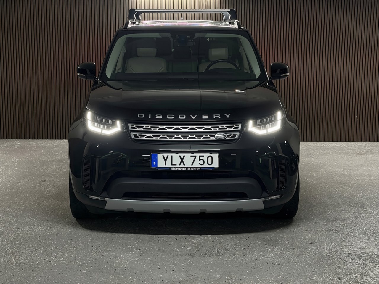 Land Rover Discovery 3.0 TDV6 4WD 2017, photo 2/10
