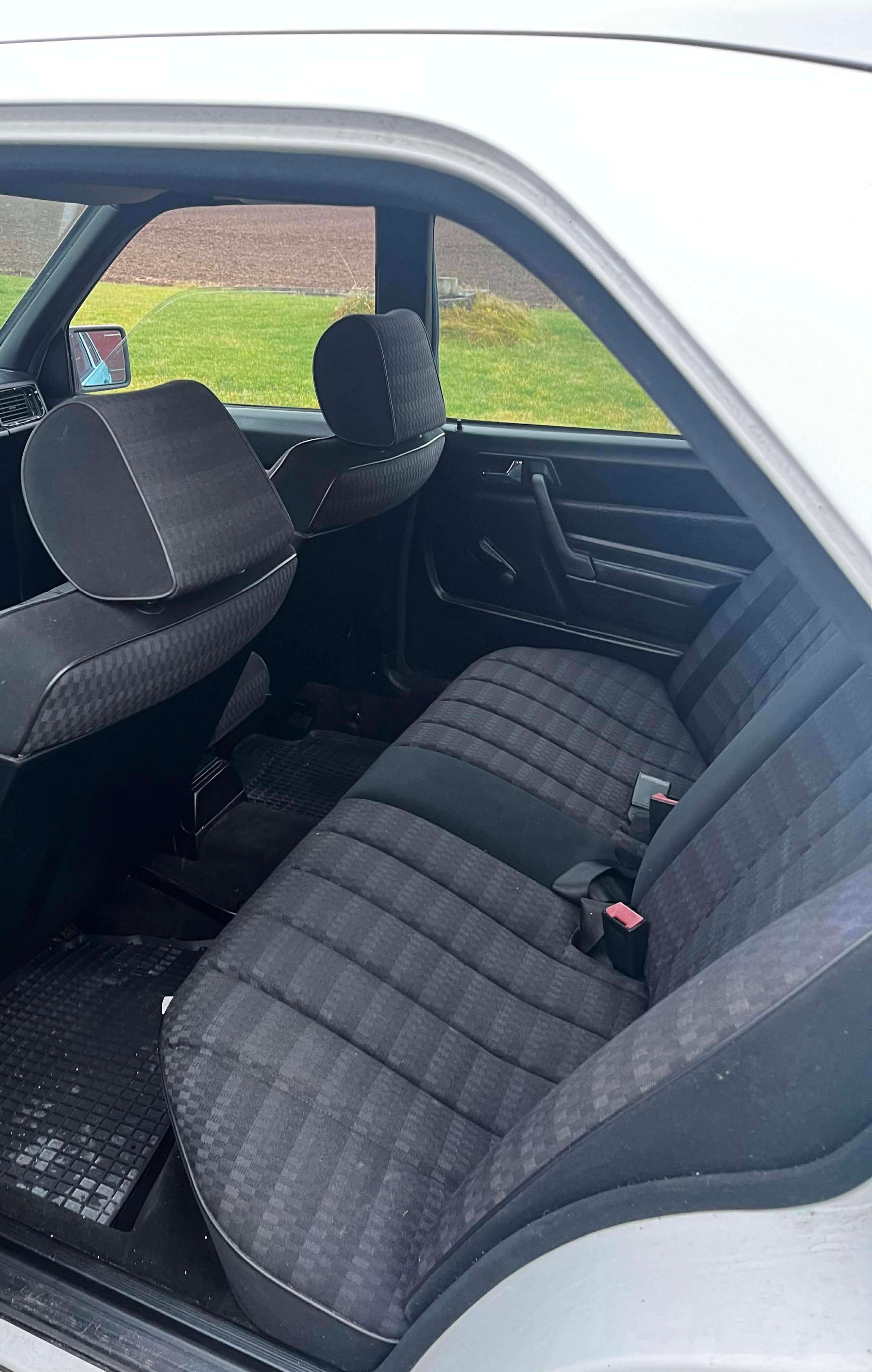 Mercedes-Benz 190 E 1.8 Manuell 1993, photo 3/4
