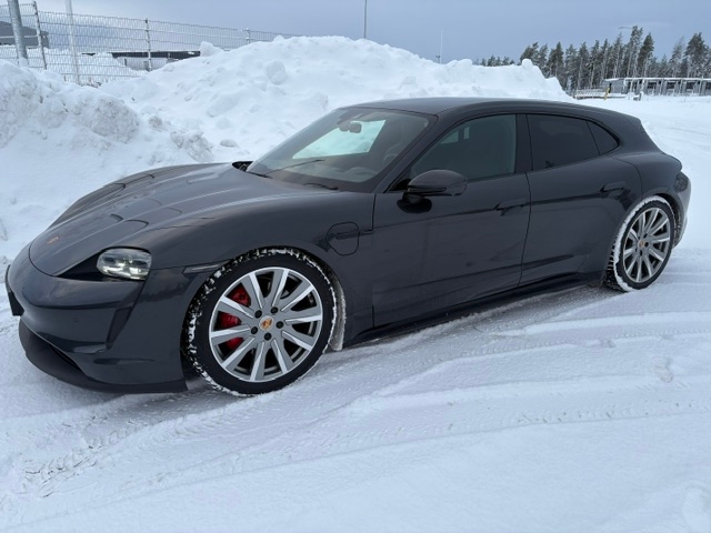 Porsche Taycan 2023, photo 7/8
