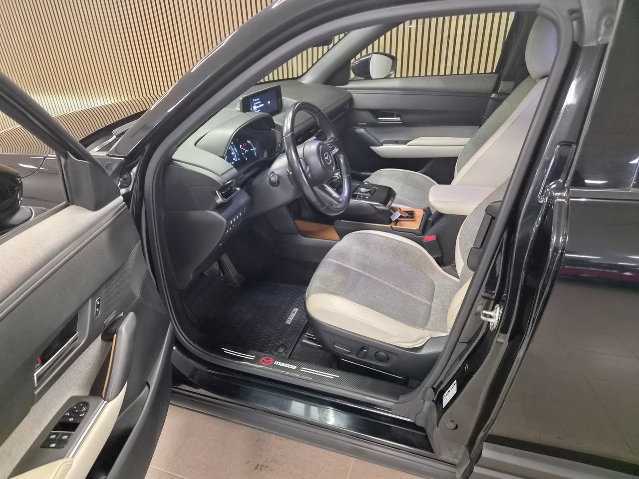 Mazda MX-30 e-Skyactiv EV 2020, photo 7/10