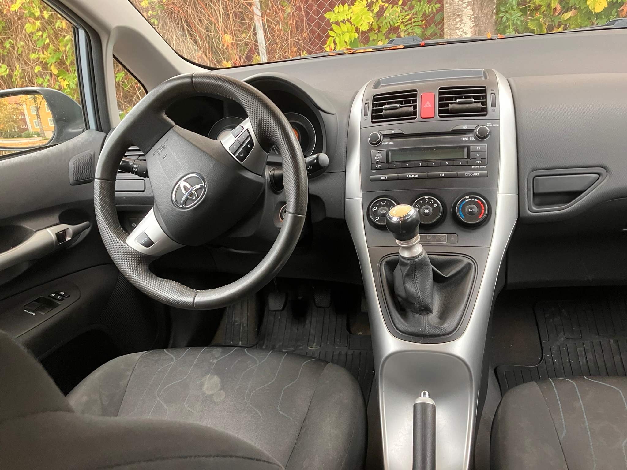 Toyota Auris 2010, bild 7/8