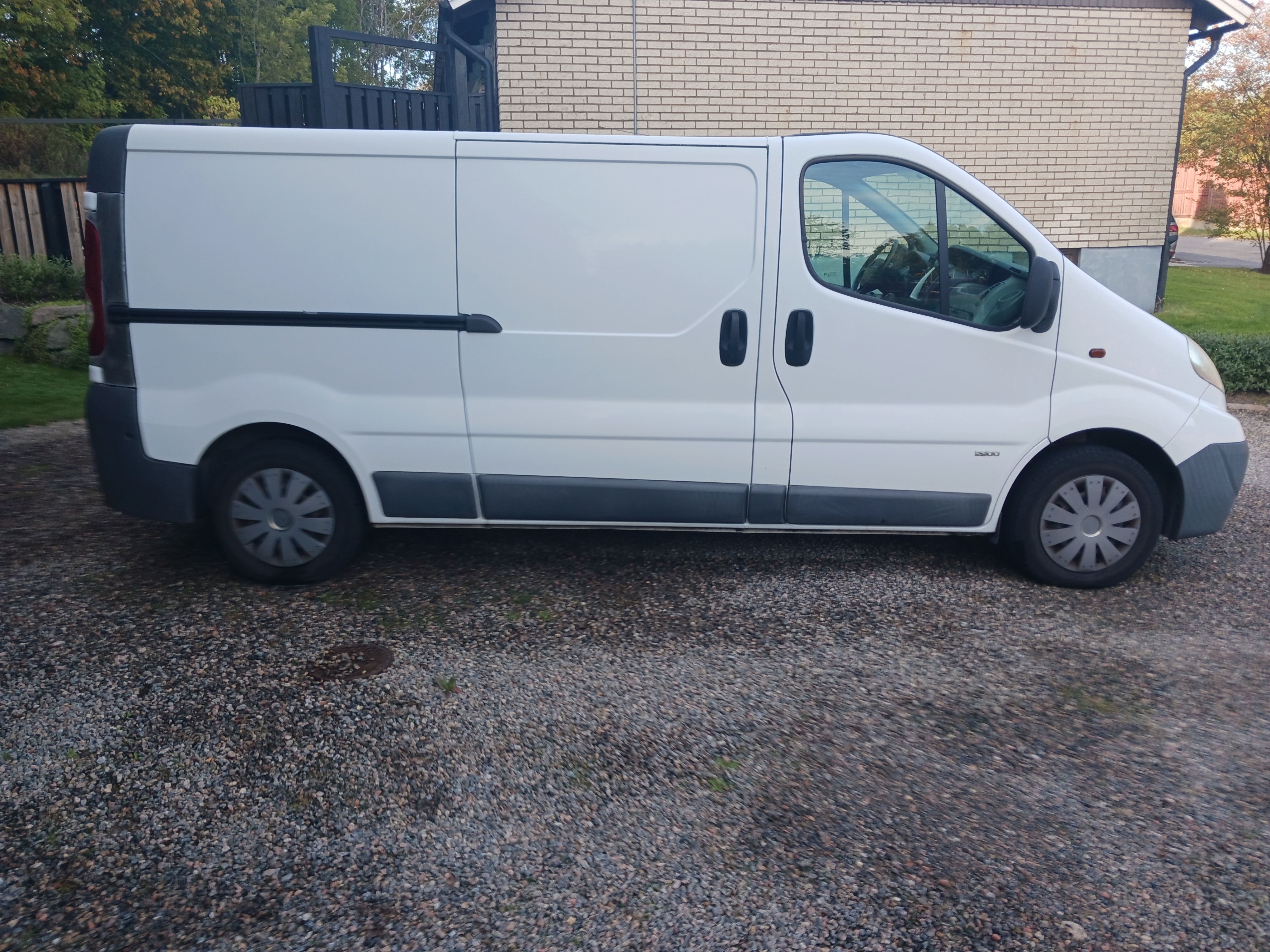 Opel Vivaro 2011, bild 2/10