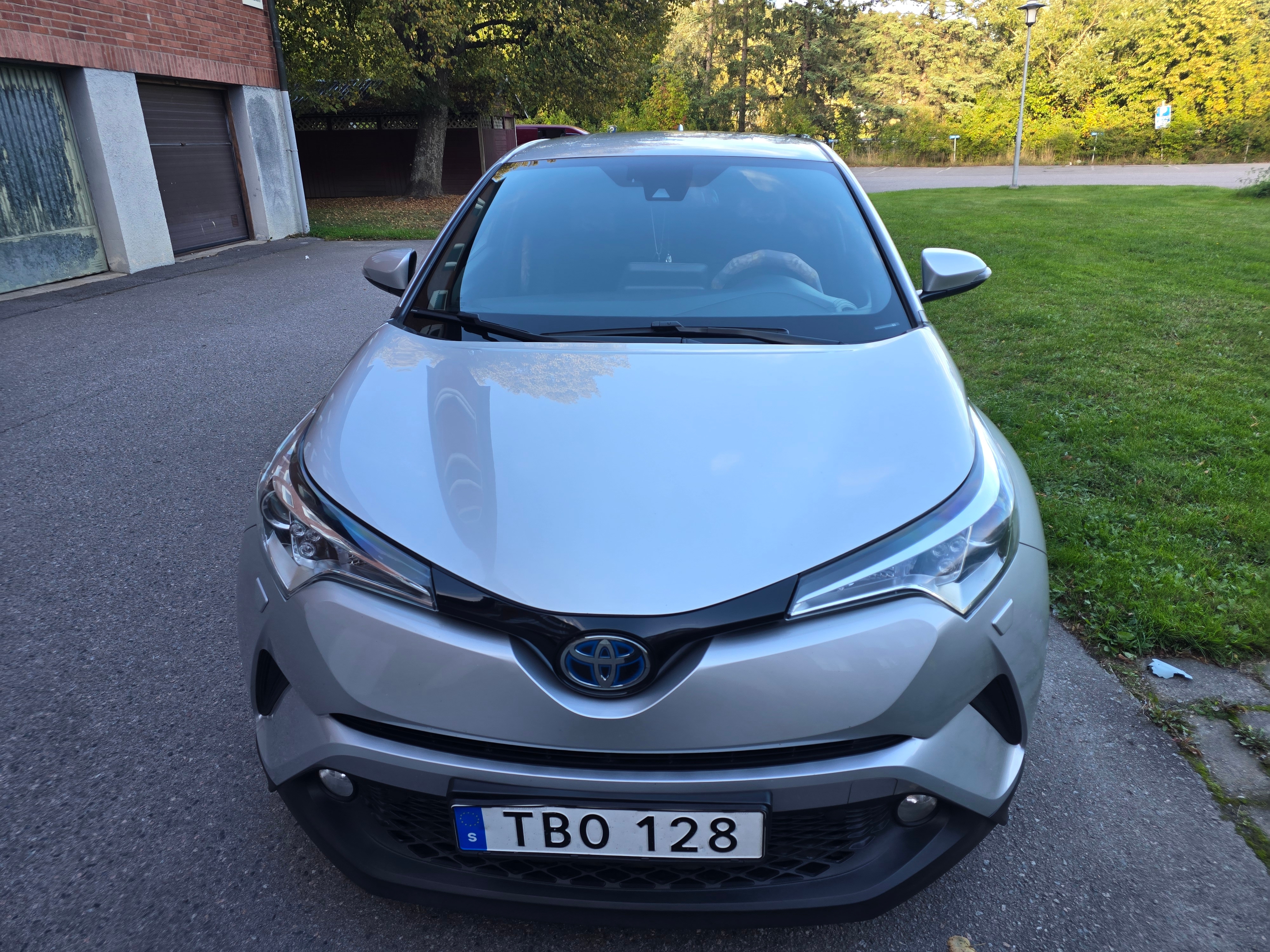 Toyota C-HR Hybrid CVT 2017, photo 2/10