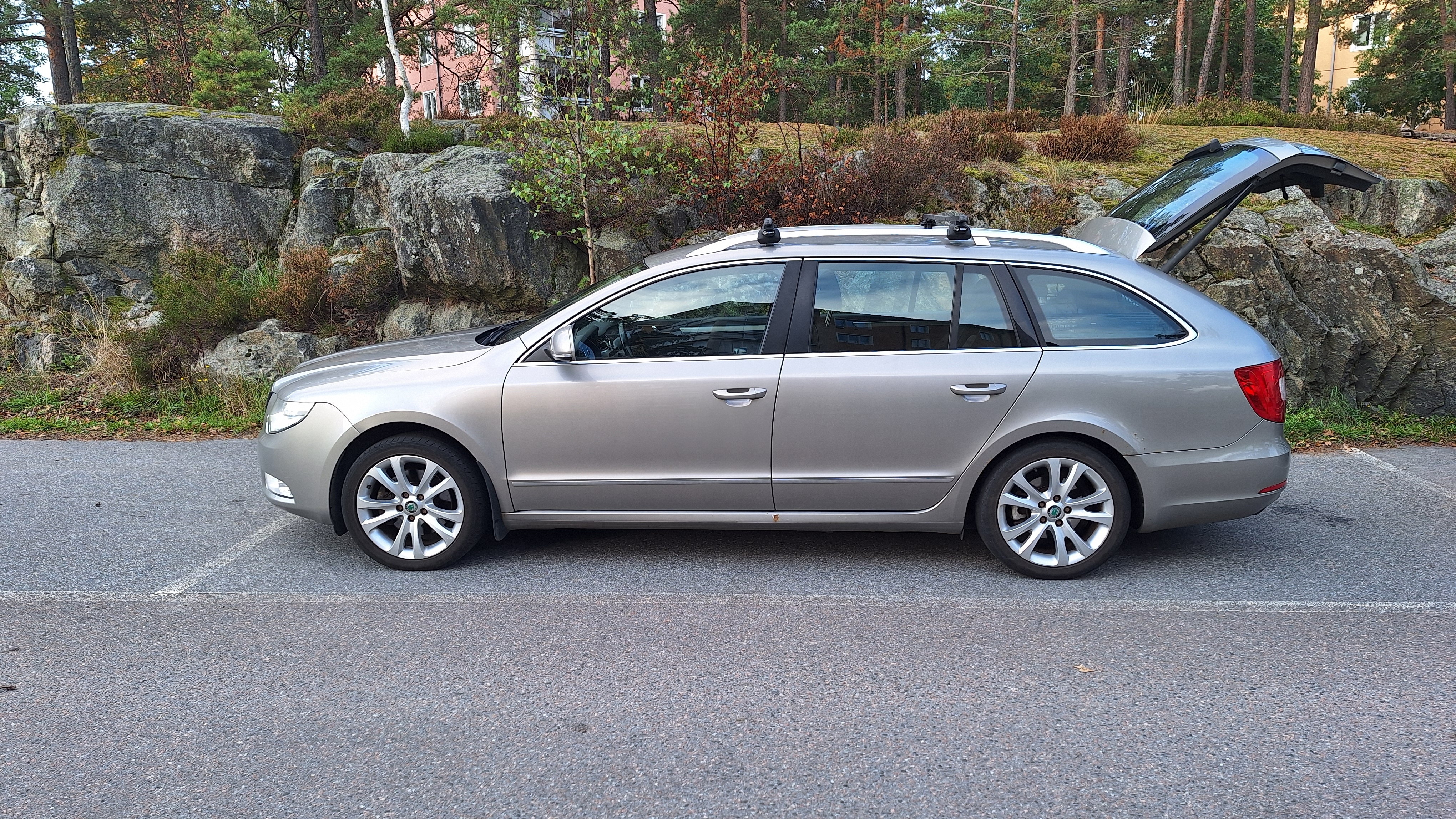 Skoda Superb 2012, bild 2/10