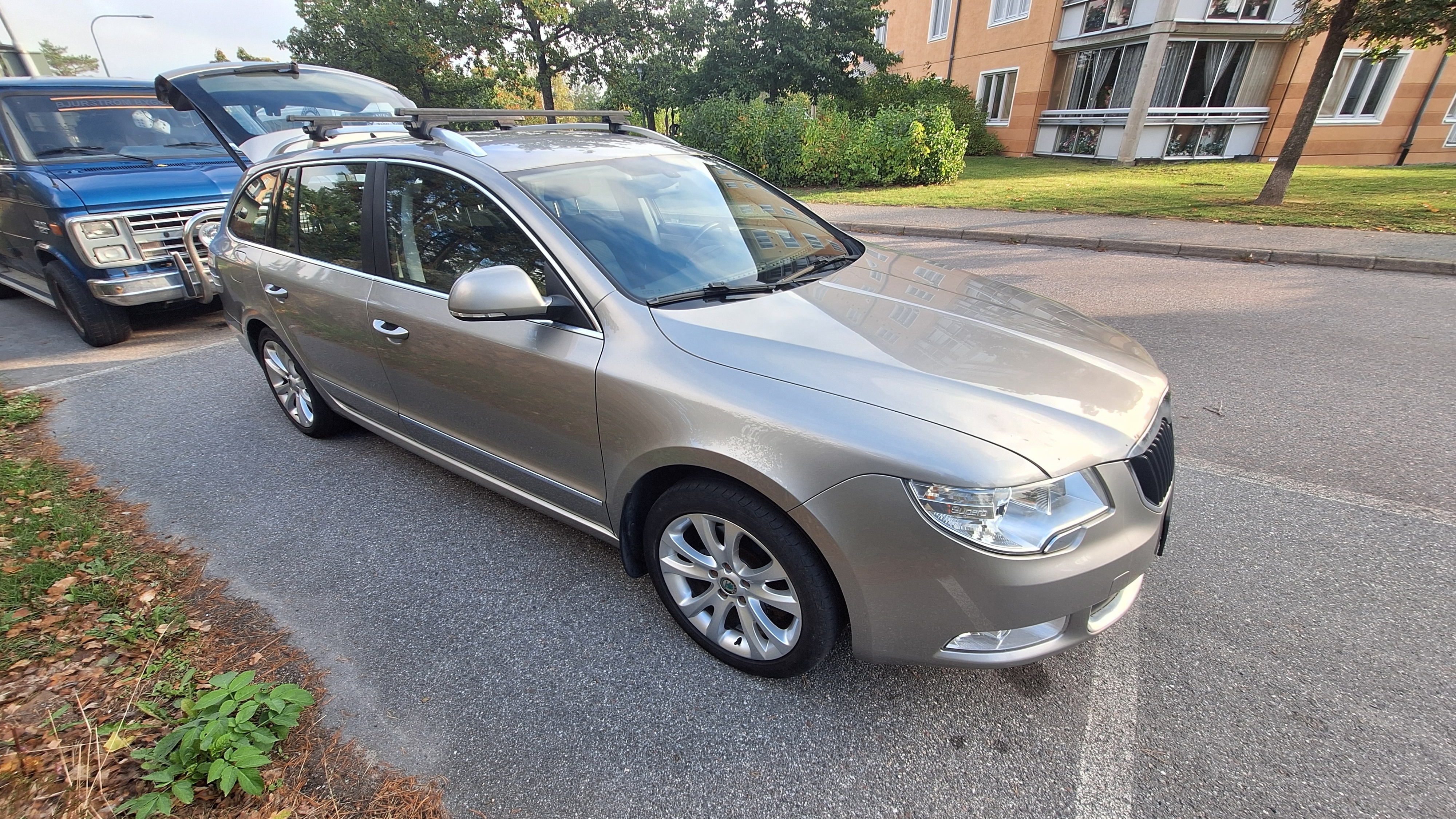 Skoda Superb 2012, bild 3/10