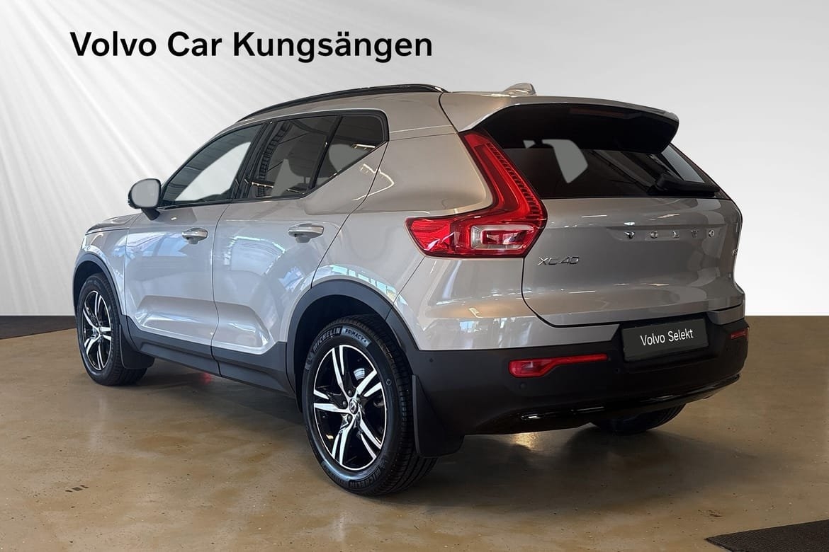 Volvo XC40 B3 FWD Bensin Plus Dark 2025, photo 4/10