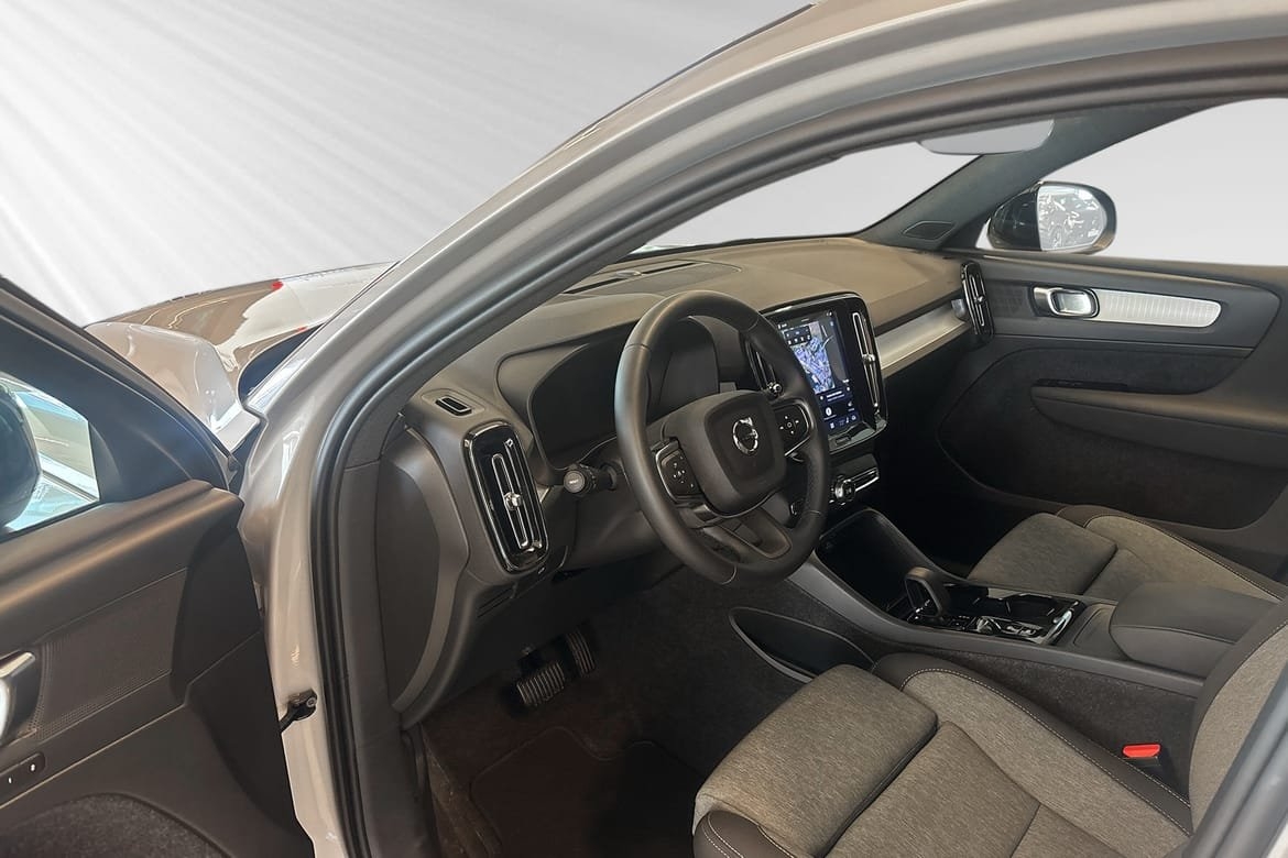 Volvo XC40 B3 FWD Bensin Plus Dark 2025, photo 7/10