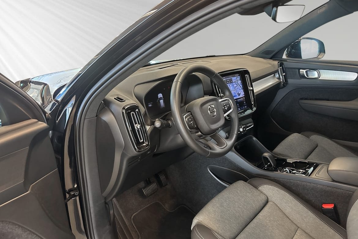 Volvo XC40 B3 FWD Bensin Plus Dark 2026, photo 7/10