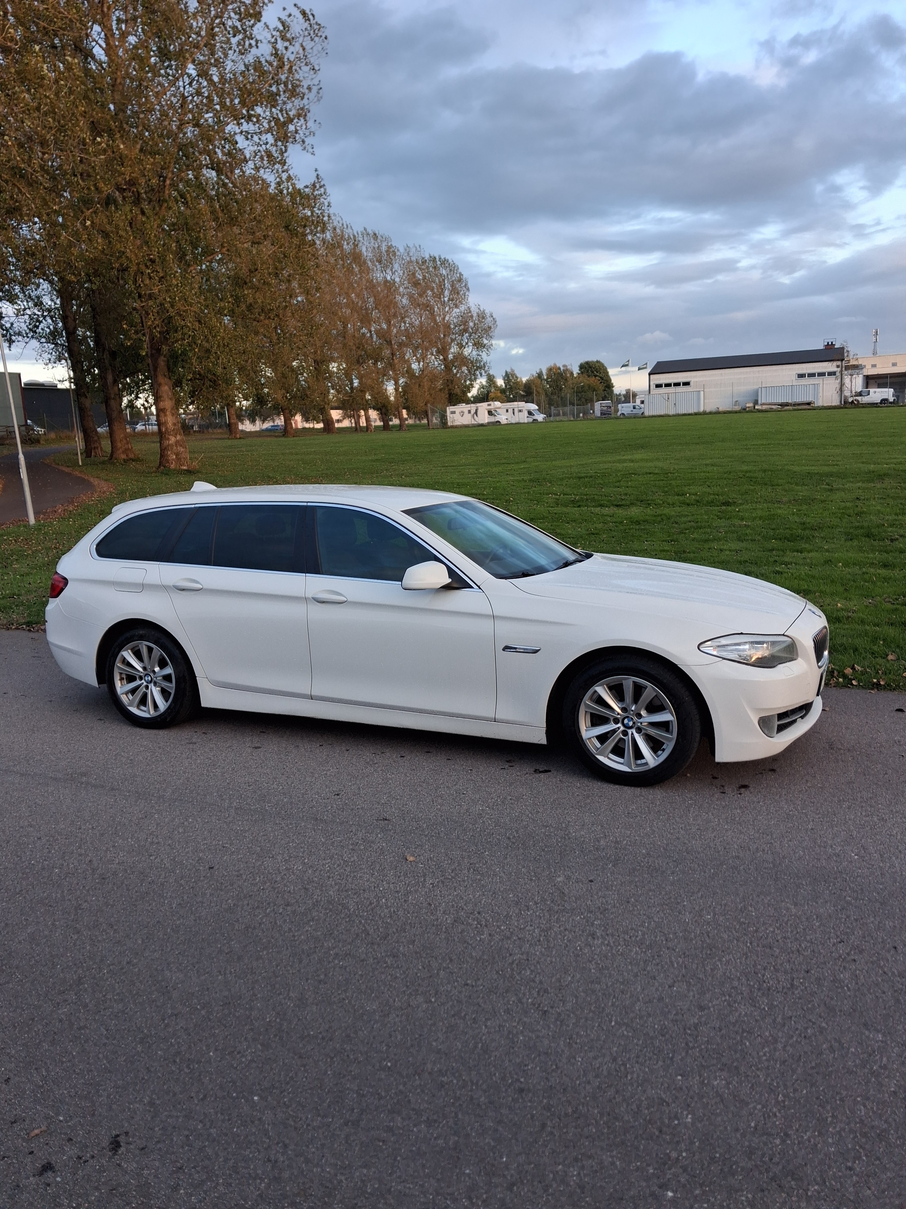 BMW 520 d Touring Steptronic 2012, kuva 2/7