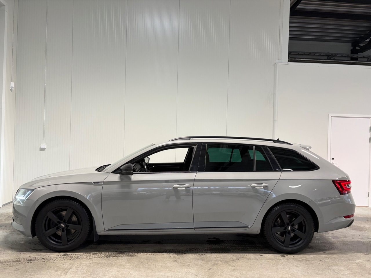 Skoda Superb 2019, photo 5/10