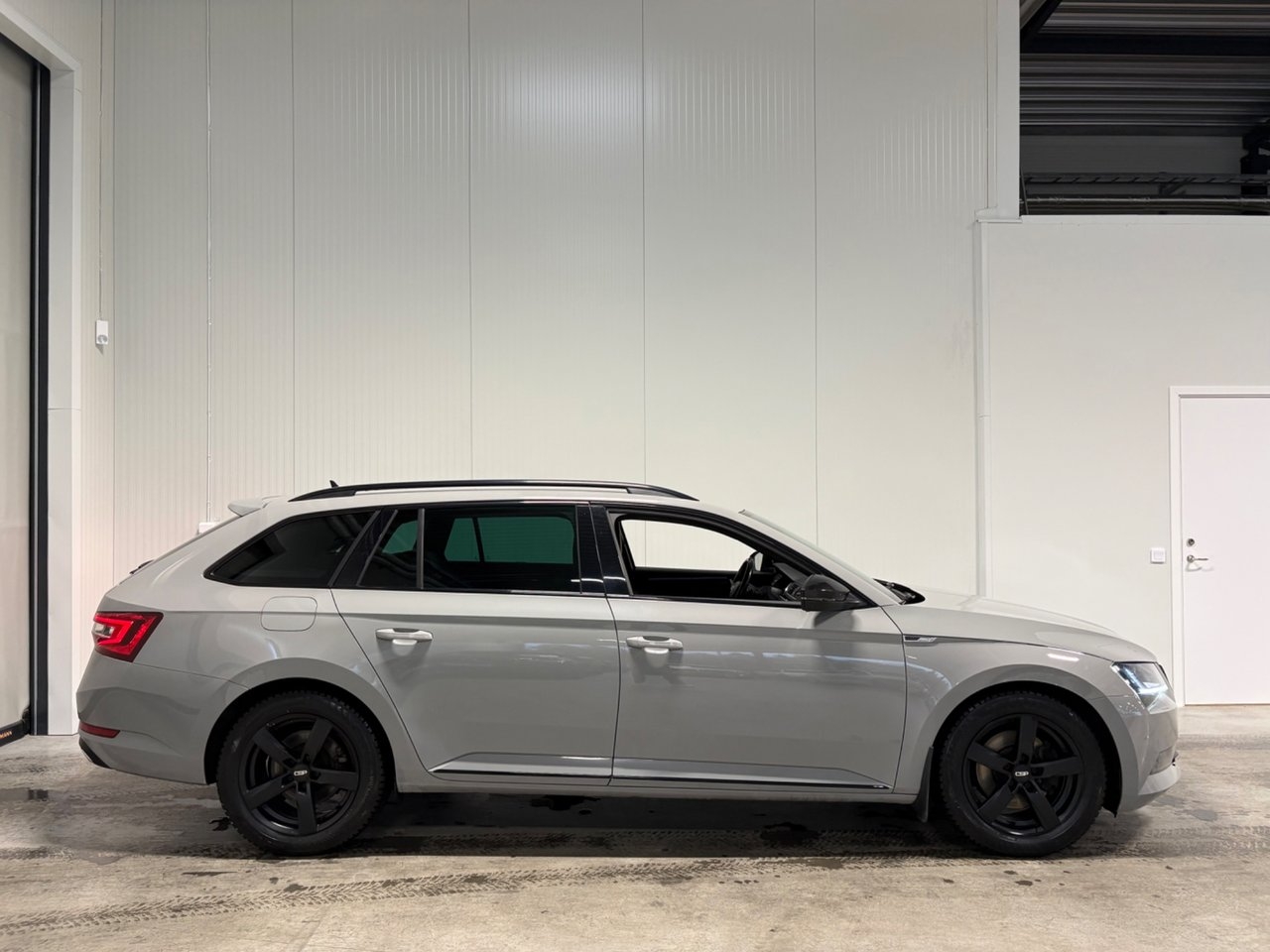 Skoda Superb 2019, photo 2/10