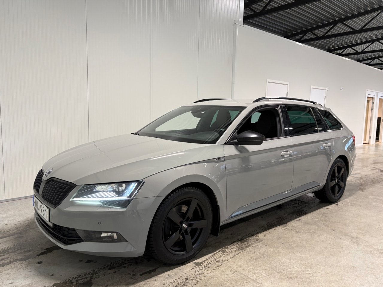 Skoda Superb 2019, photo 4/10
