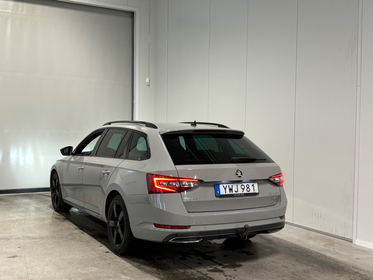 Skoda Superb 2019, photo 6/10
