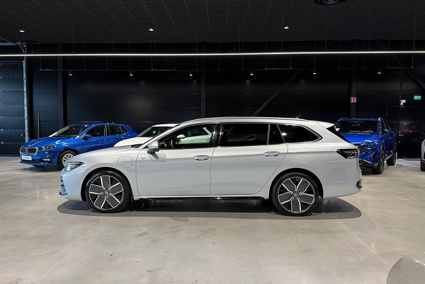 Volkswagen Passat Kombi eHybrid R-Line 2025, bild 5/9