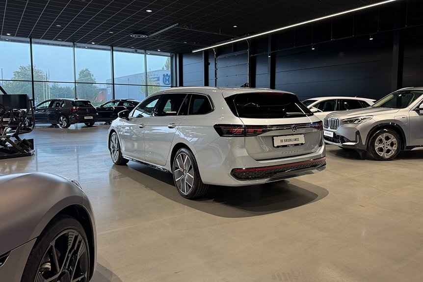 Volkswagen Passat Kombi eHybrid R-Line 2025, bild 4/9