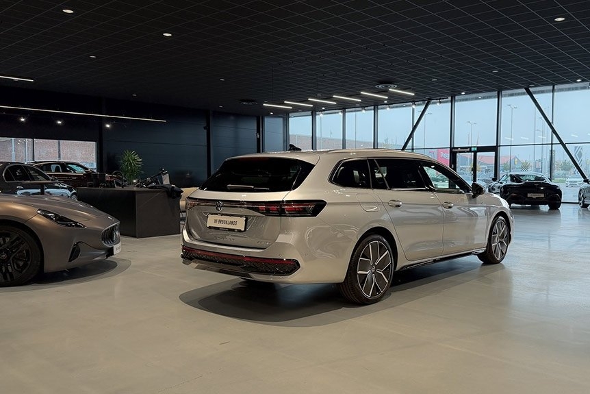 Volkswagen Passat Kombi eHybrid R-Line 2025, bild 2/9