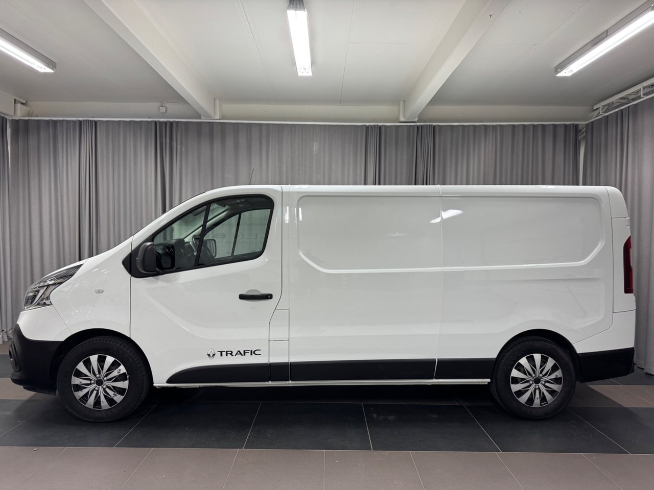 Renault Trafic dCi 145 2020, bild 2/8