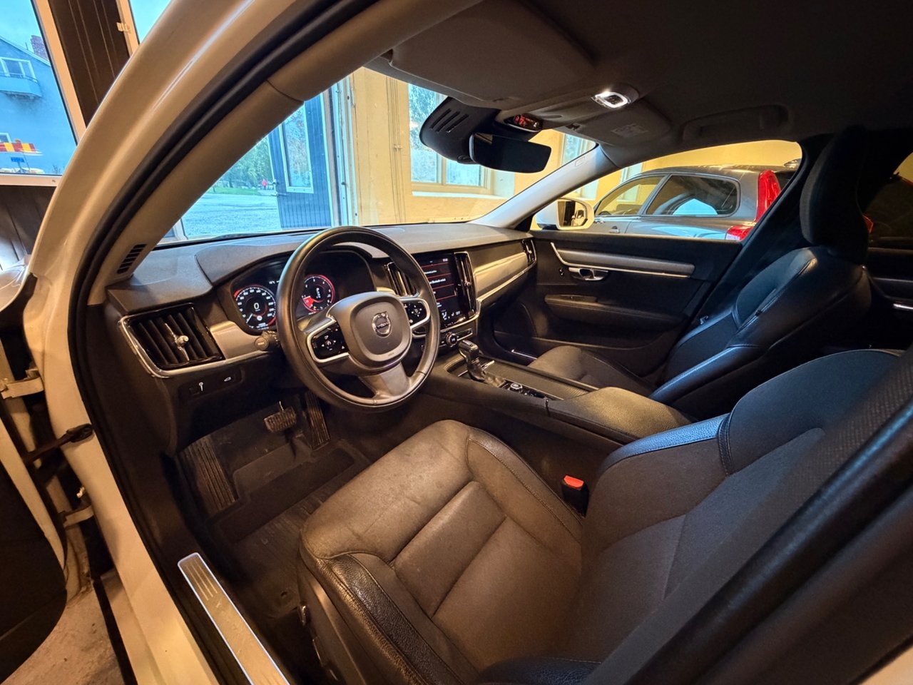 Volvo V90 D4 Momentum Advanced Edition 2019, bild 7/10
