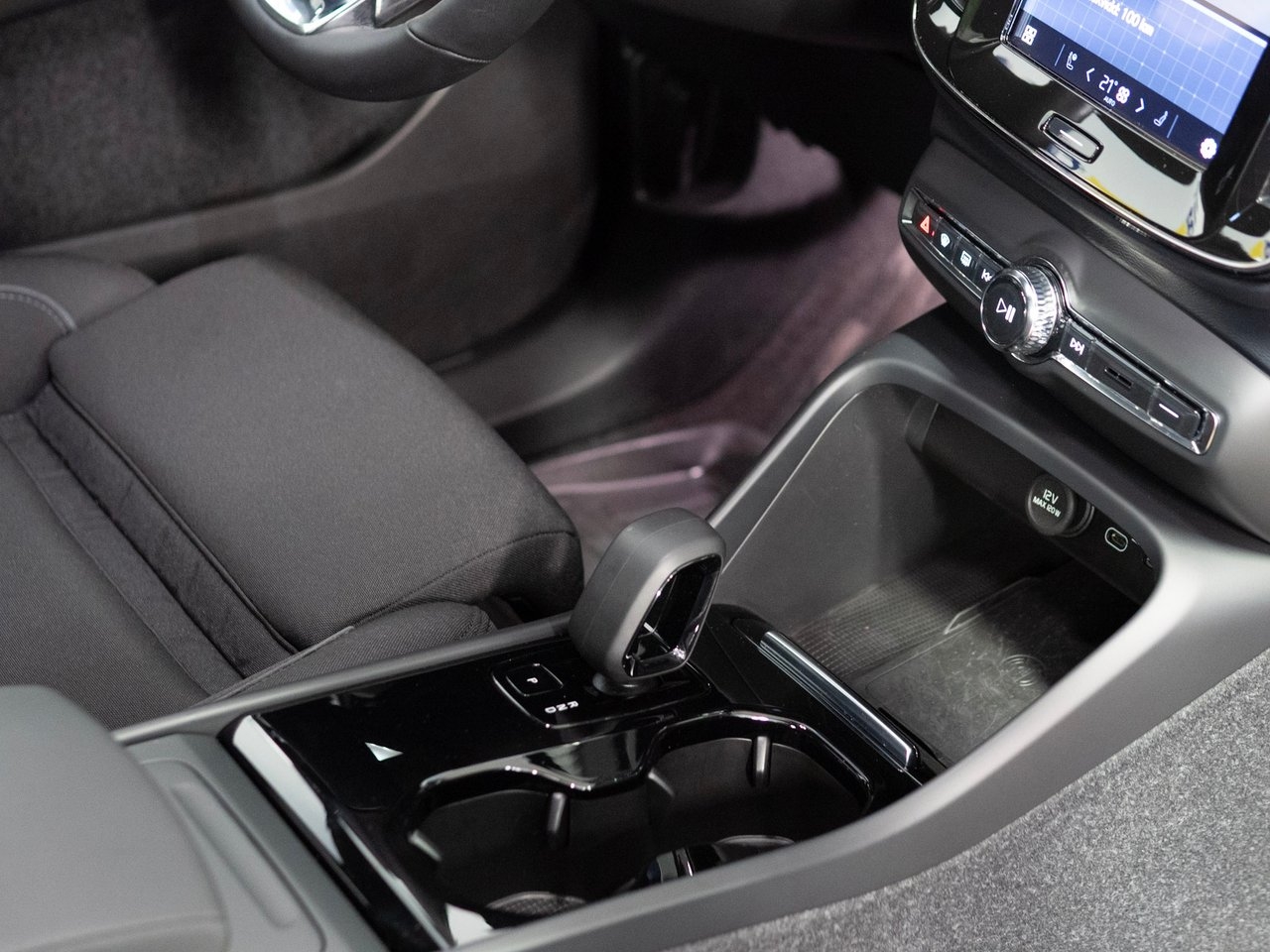 Volvo XC40 Core 2023, bild 2/10