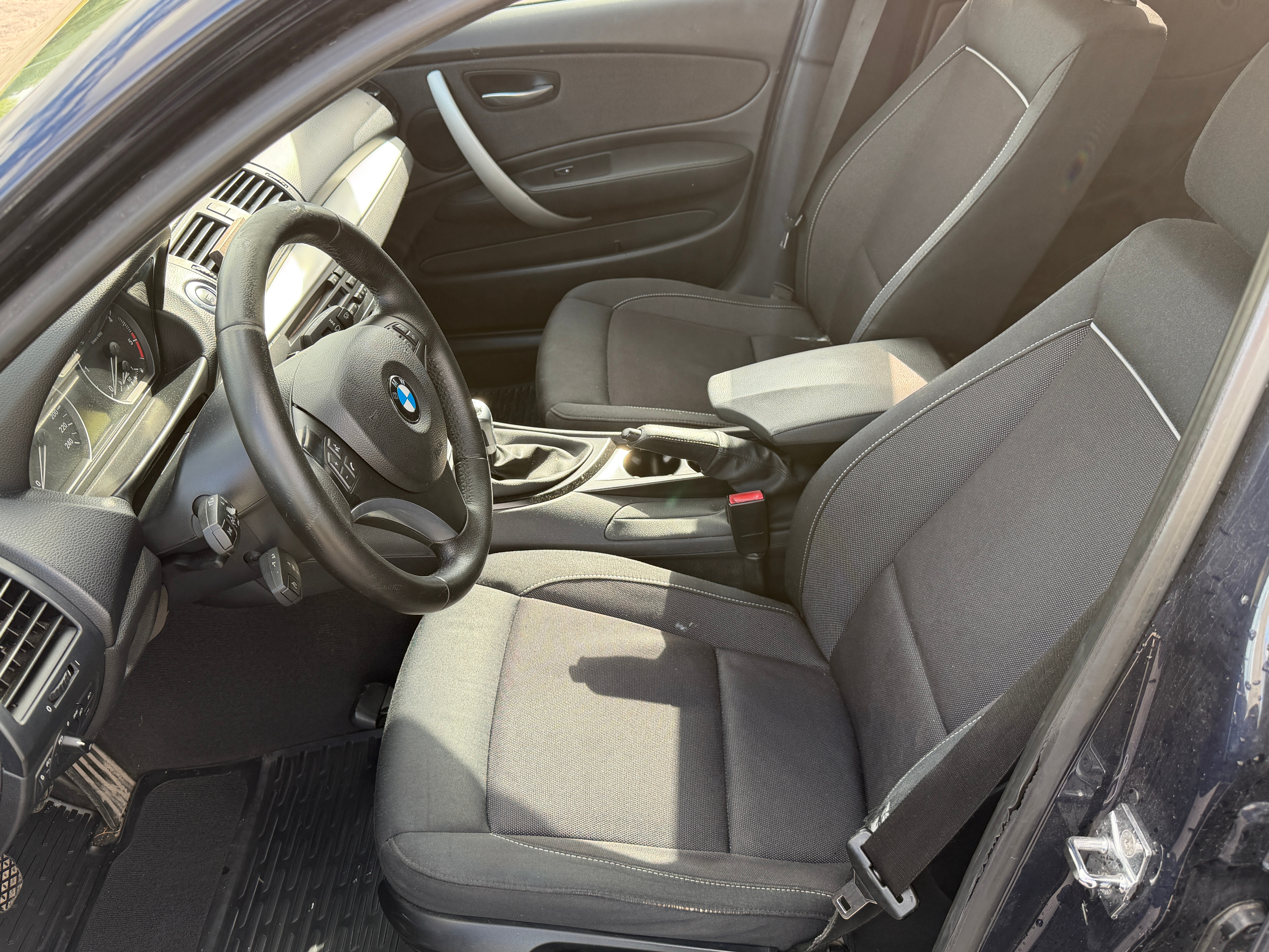 BMW 118d 2009, bild 4/5