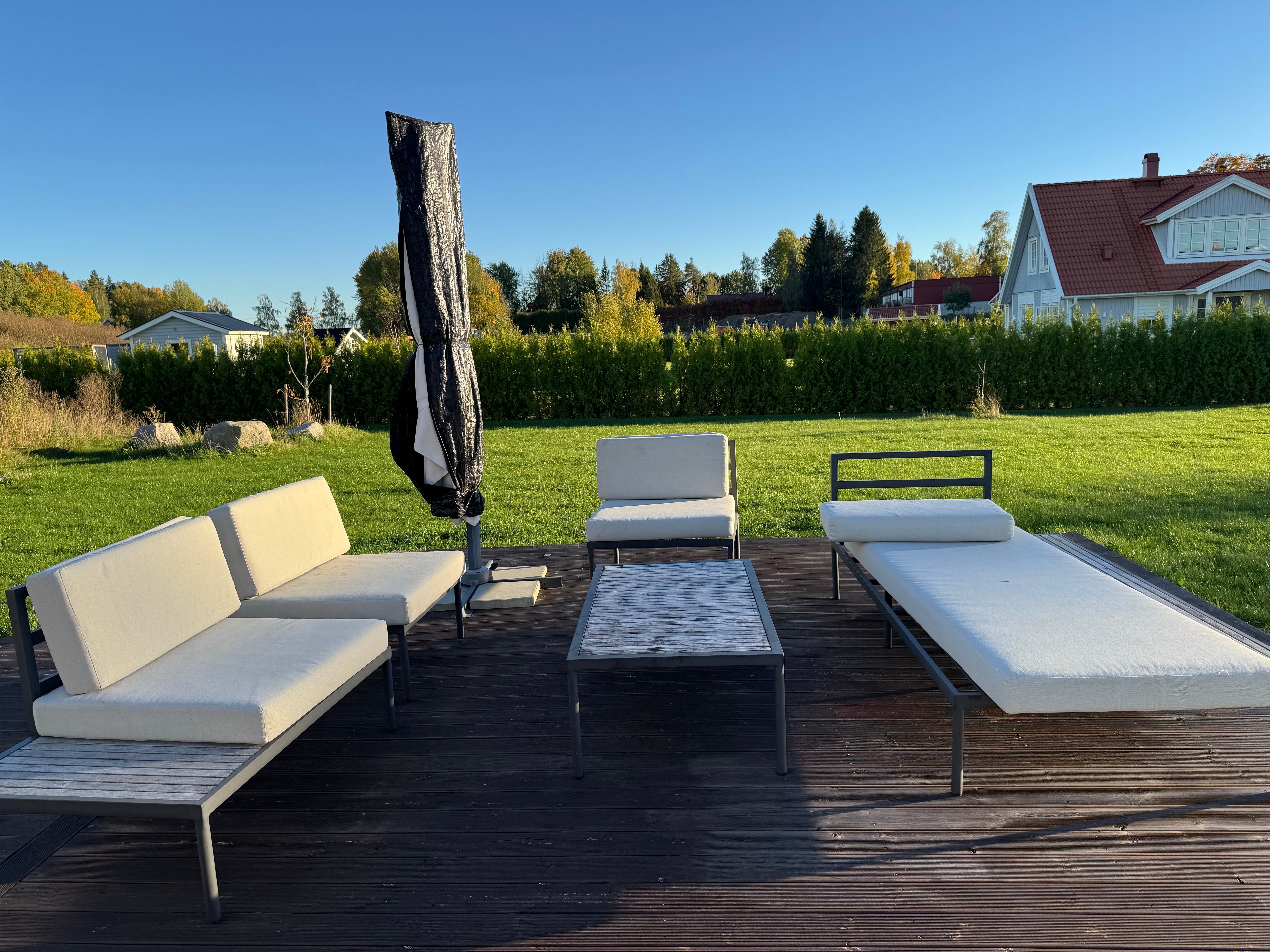 Utemöbler loungeset med soffor, solsäng och bord